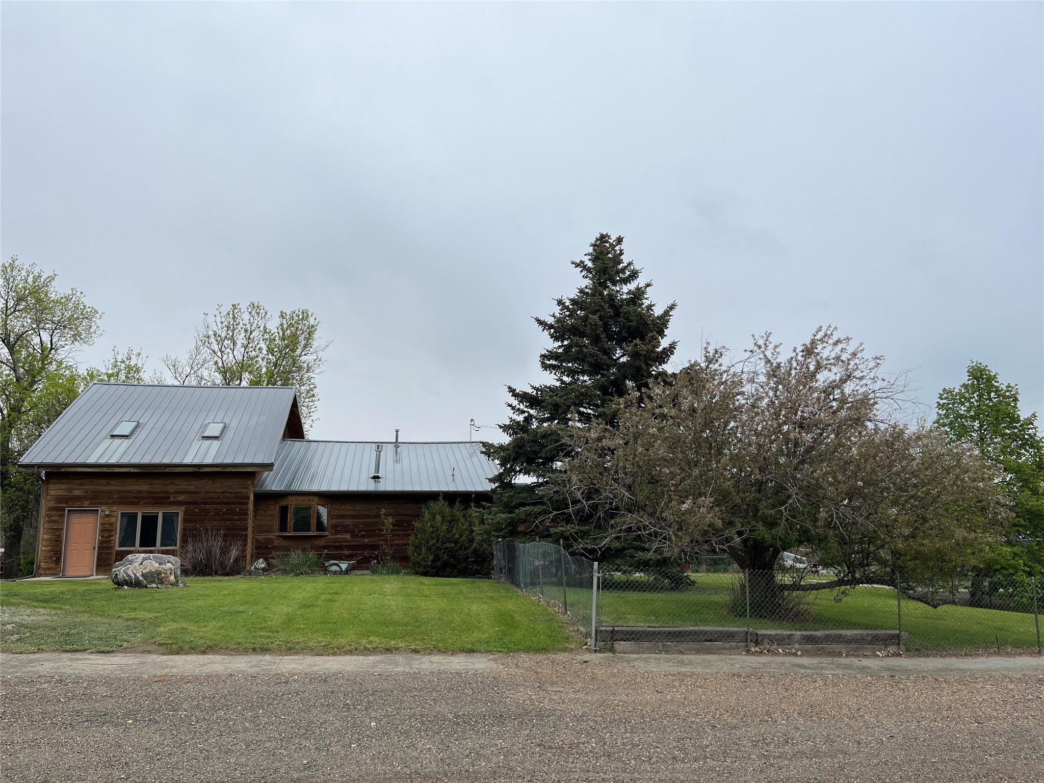 156 Clary Avenue W Property Photo 1