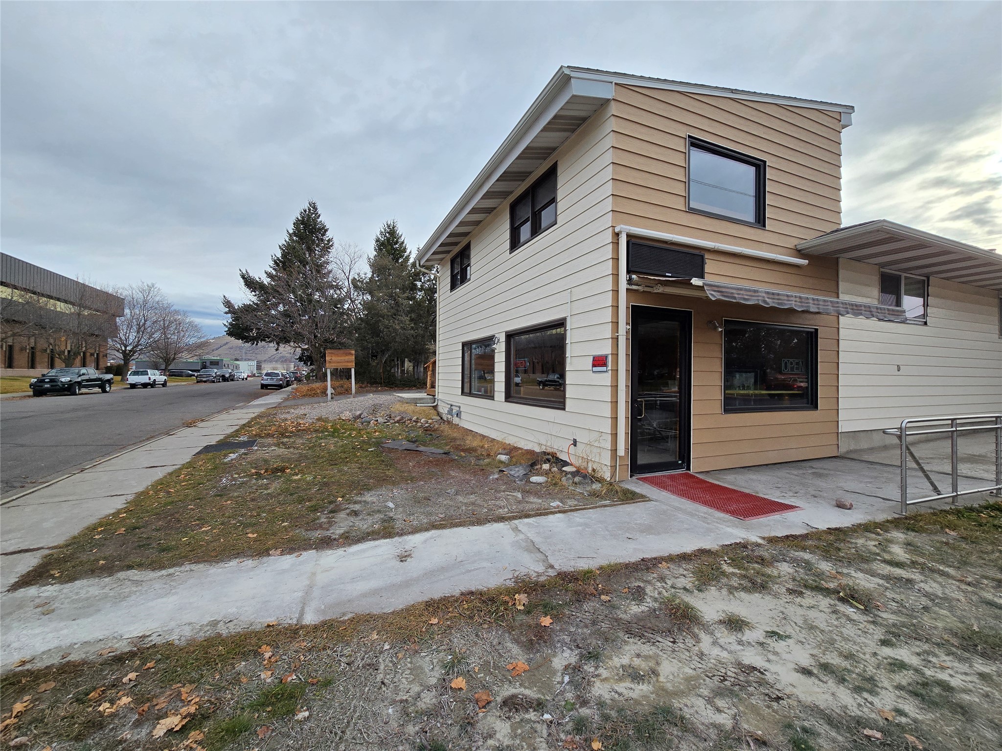 1900 Russell Street C Property Photo 5