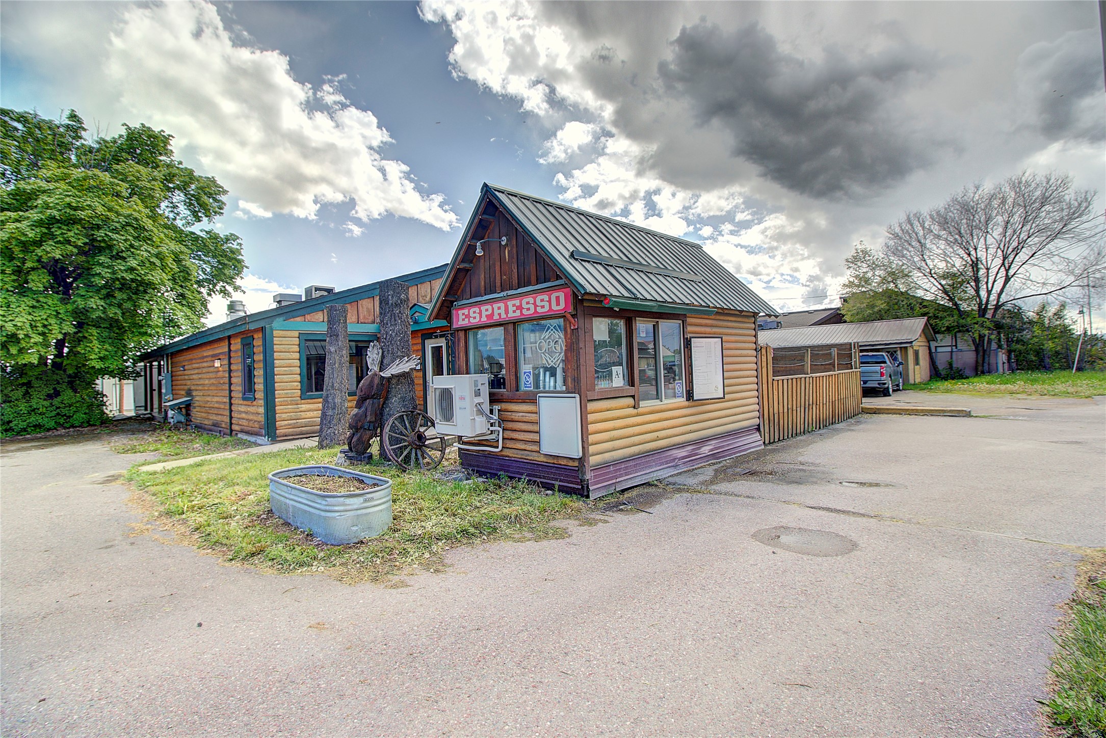700/624 9th Street W Property Photo 4