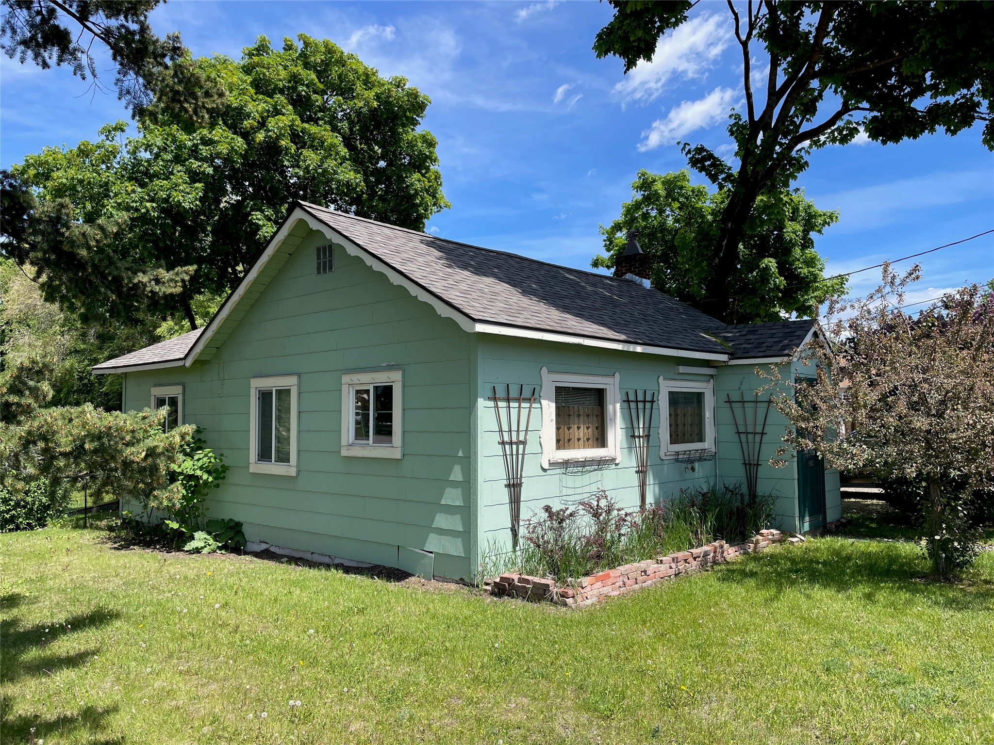 929 9th Street W Property Photo 7