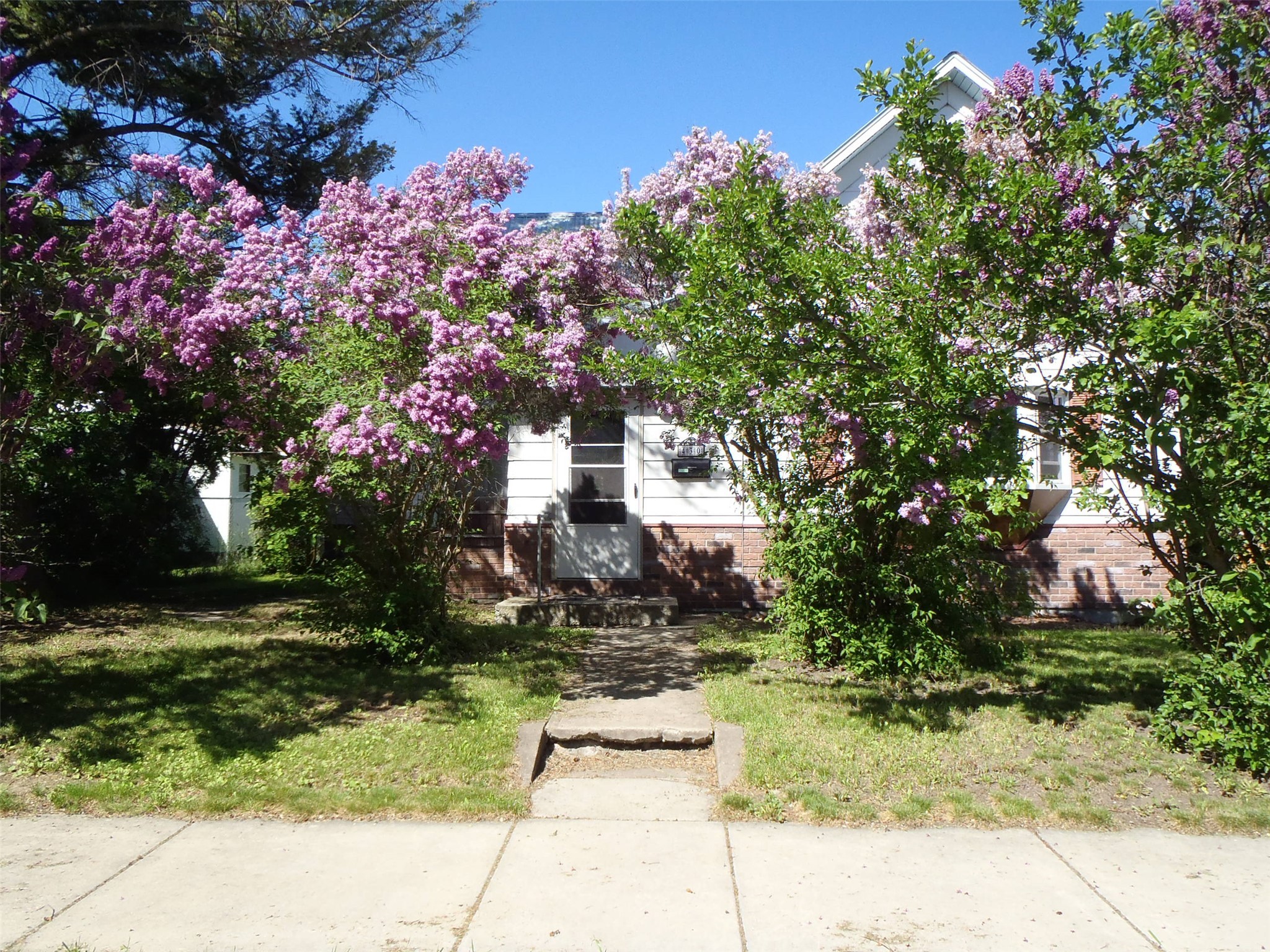 430 8th Avenue W Property Photo 1