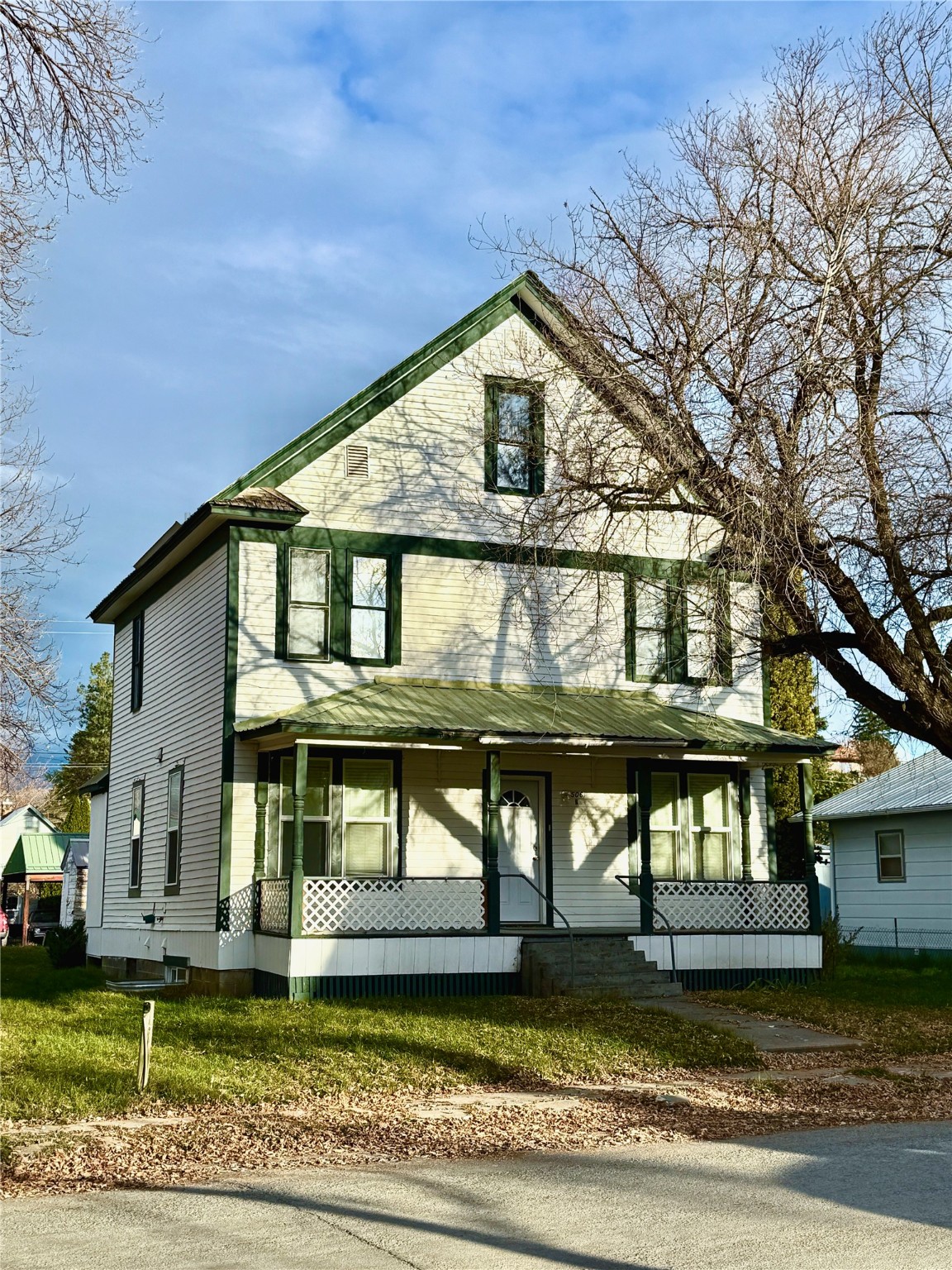 506 1st Avenue E A,b,c Property Photo 1