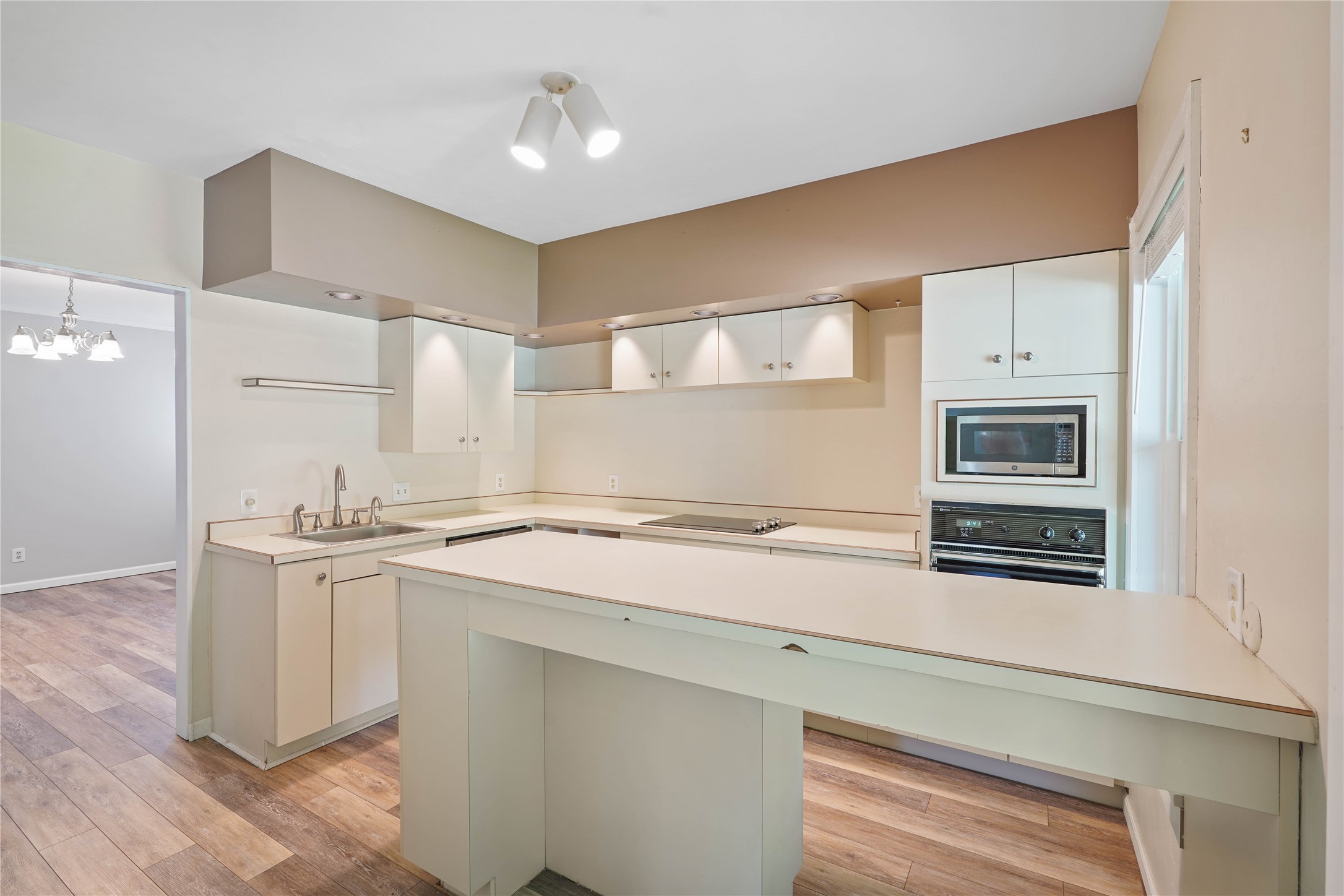 649 Dearborn Avenue Property Photo 10