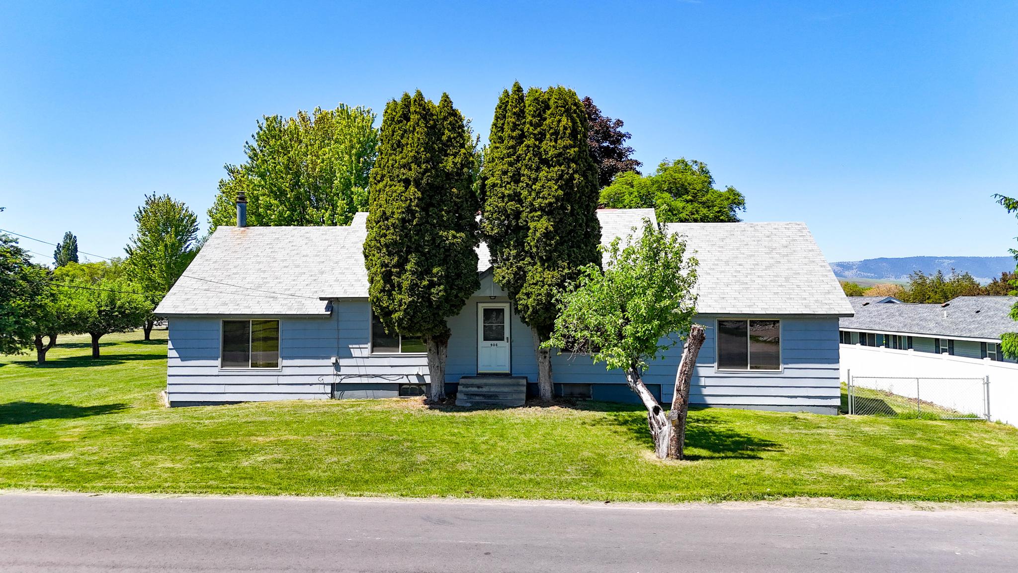906 11th Street E Property Photo