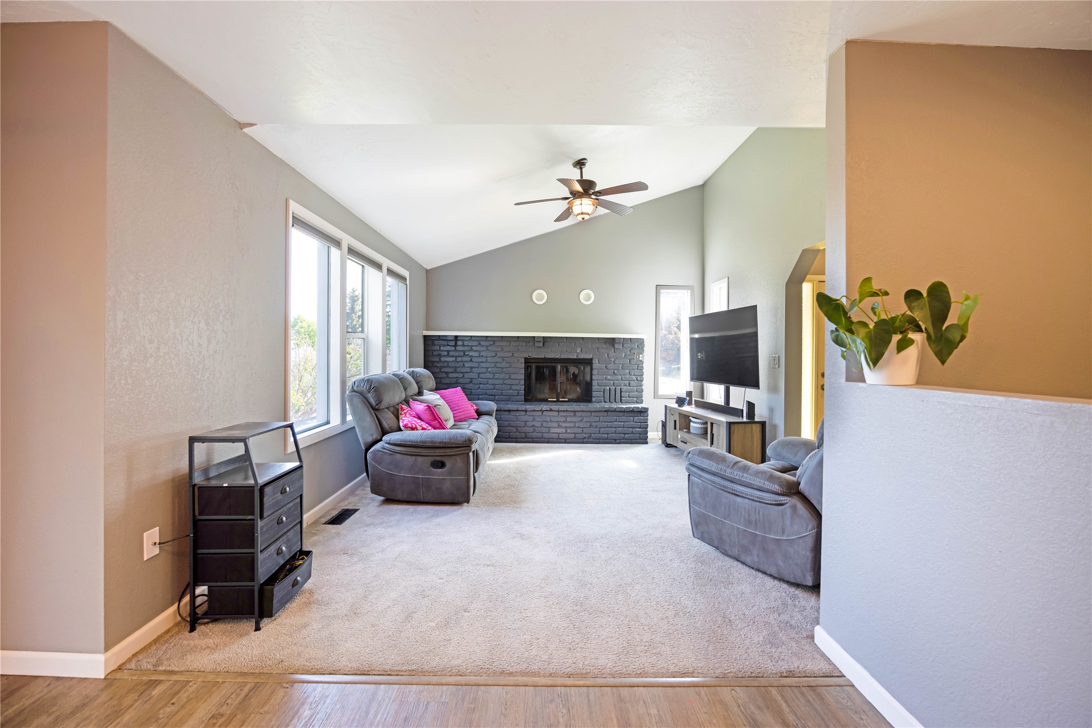 6109 Mainview Drive Property Photo 3
