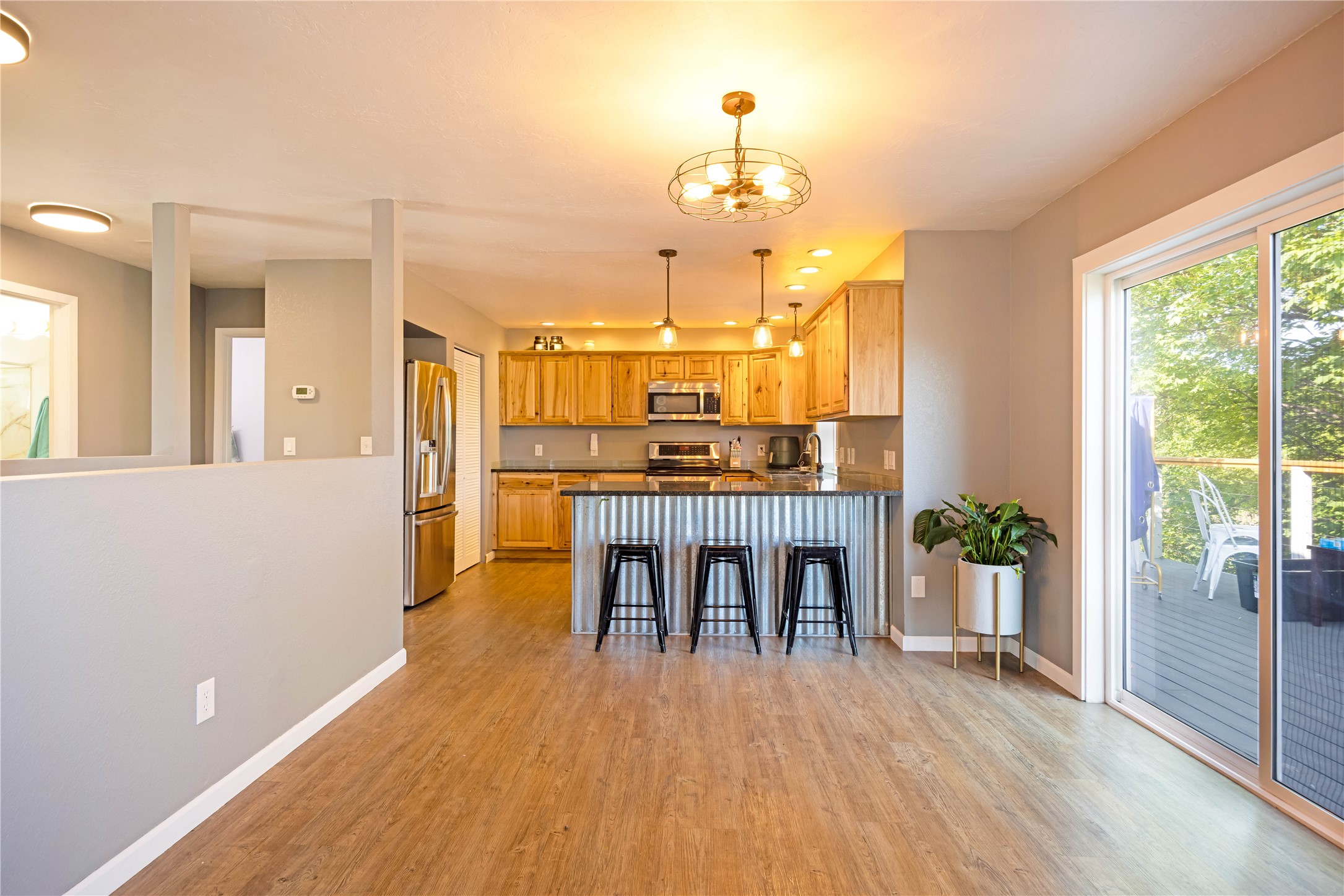 6109 Mainview Drive Property Photo 4