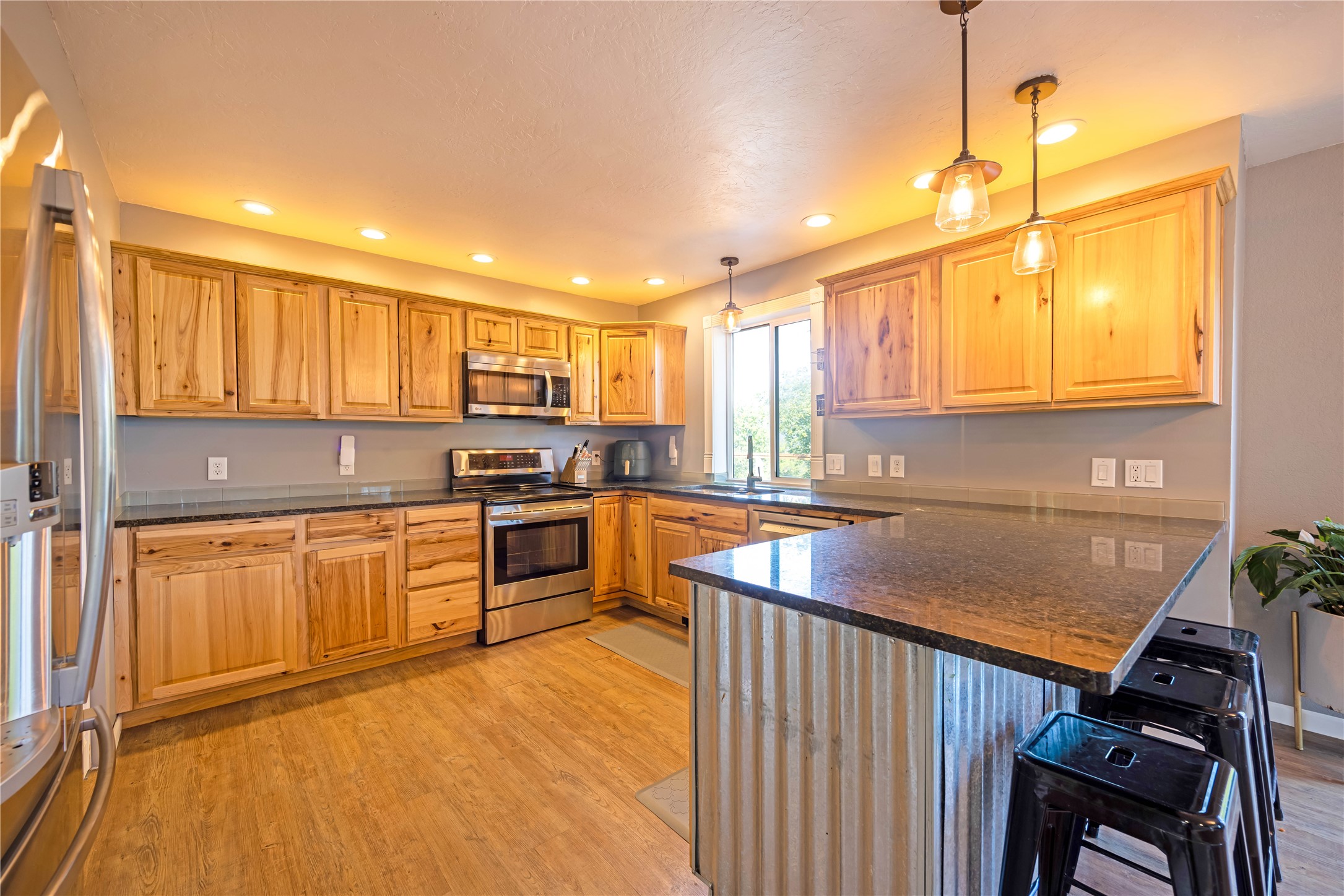 6109 Mainview Drive Property Photo 5