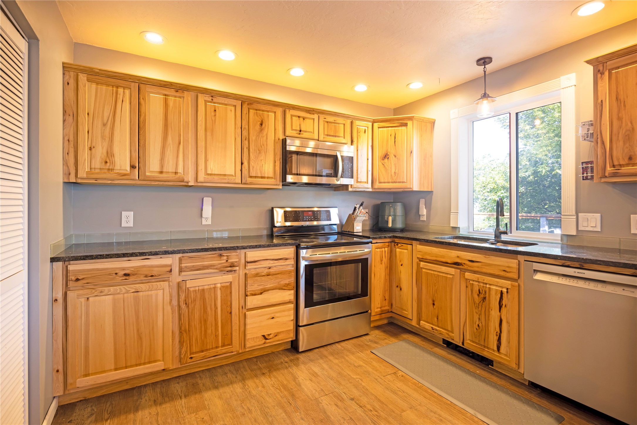 6109 Mainview Drive Property Photo 6