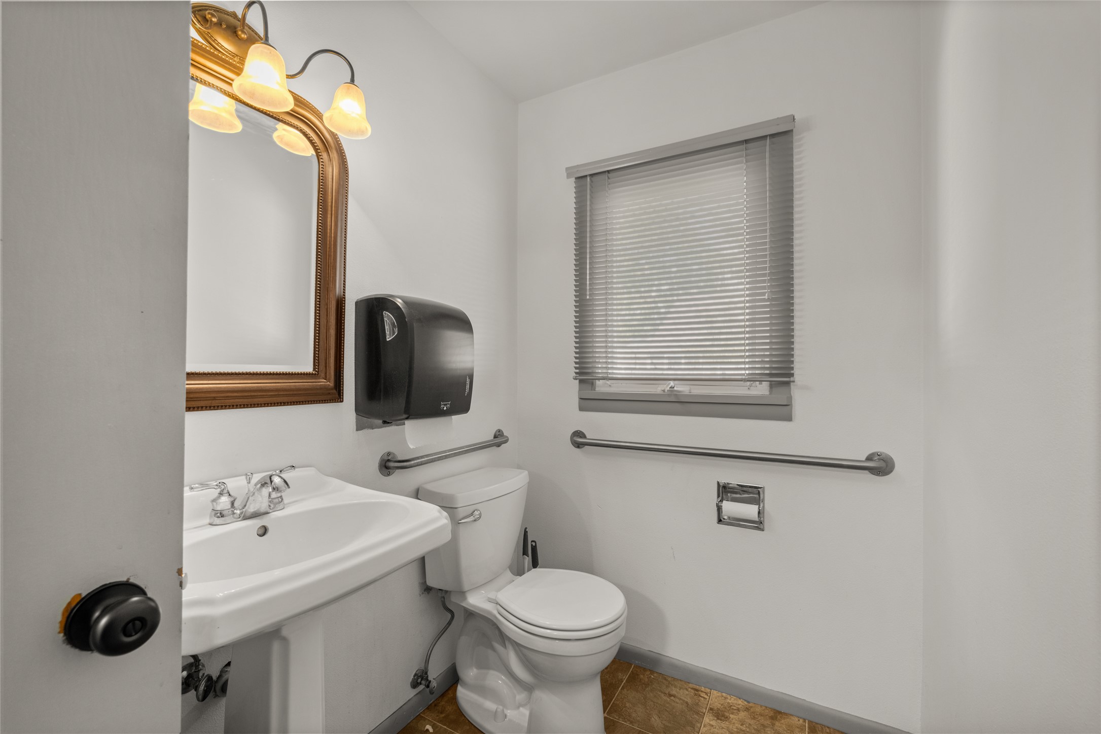580 Sunset Boulevard Property Photo 14