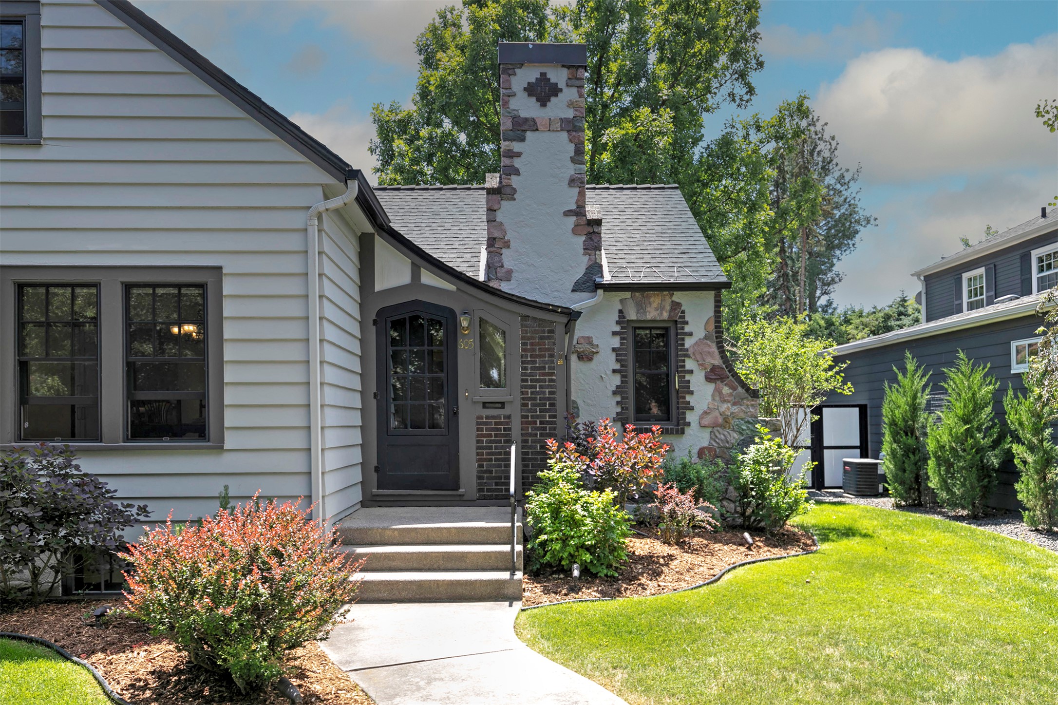 605 Evans Avenue Property Photo 3