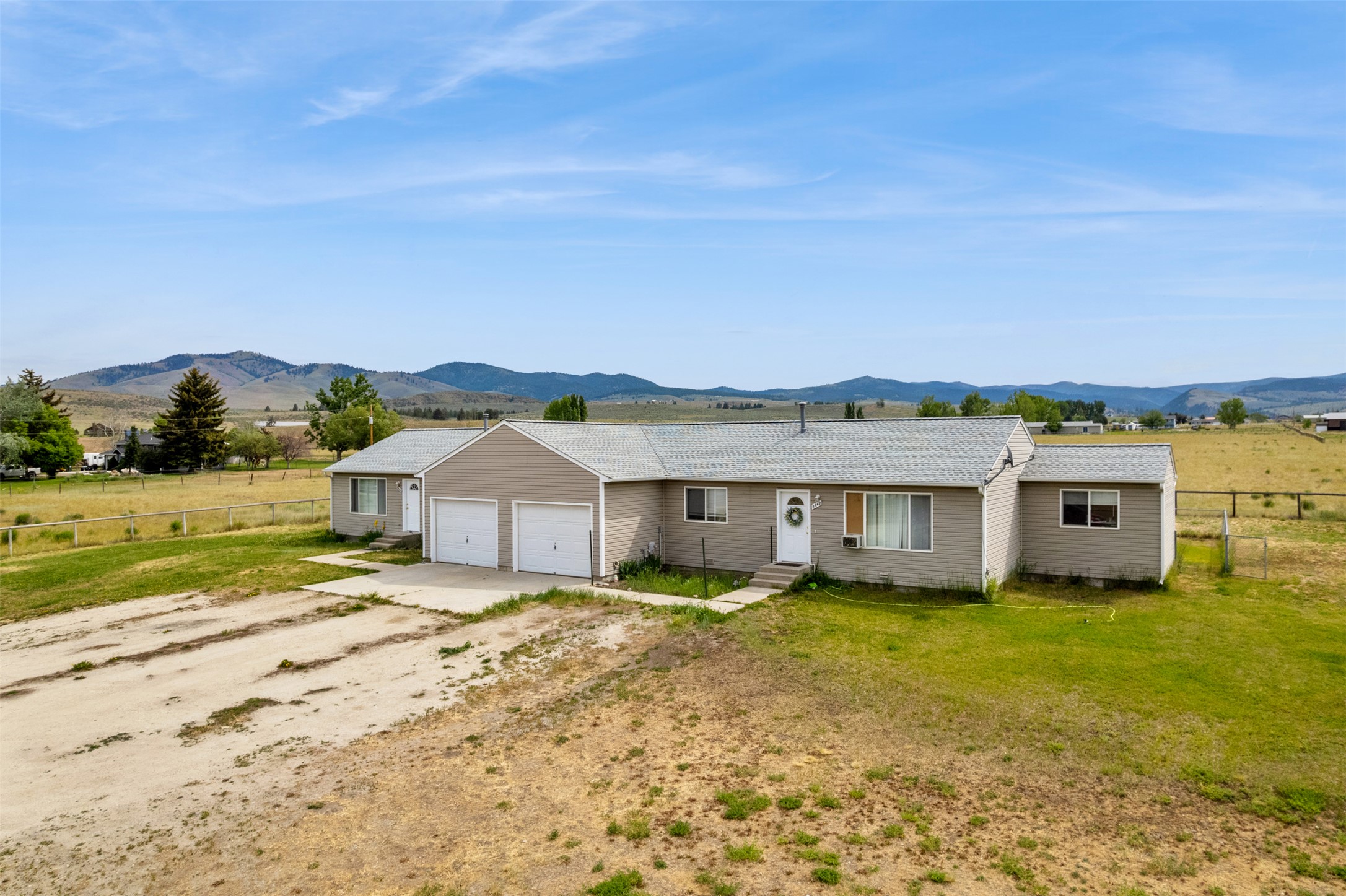 5642-5644 Meadowview Drive N Property Photo 4
