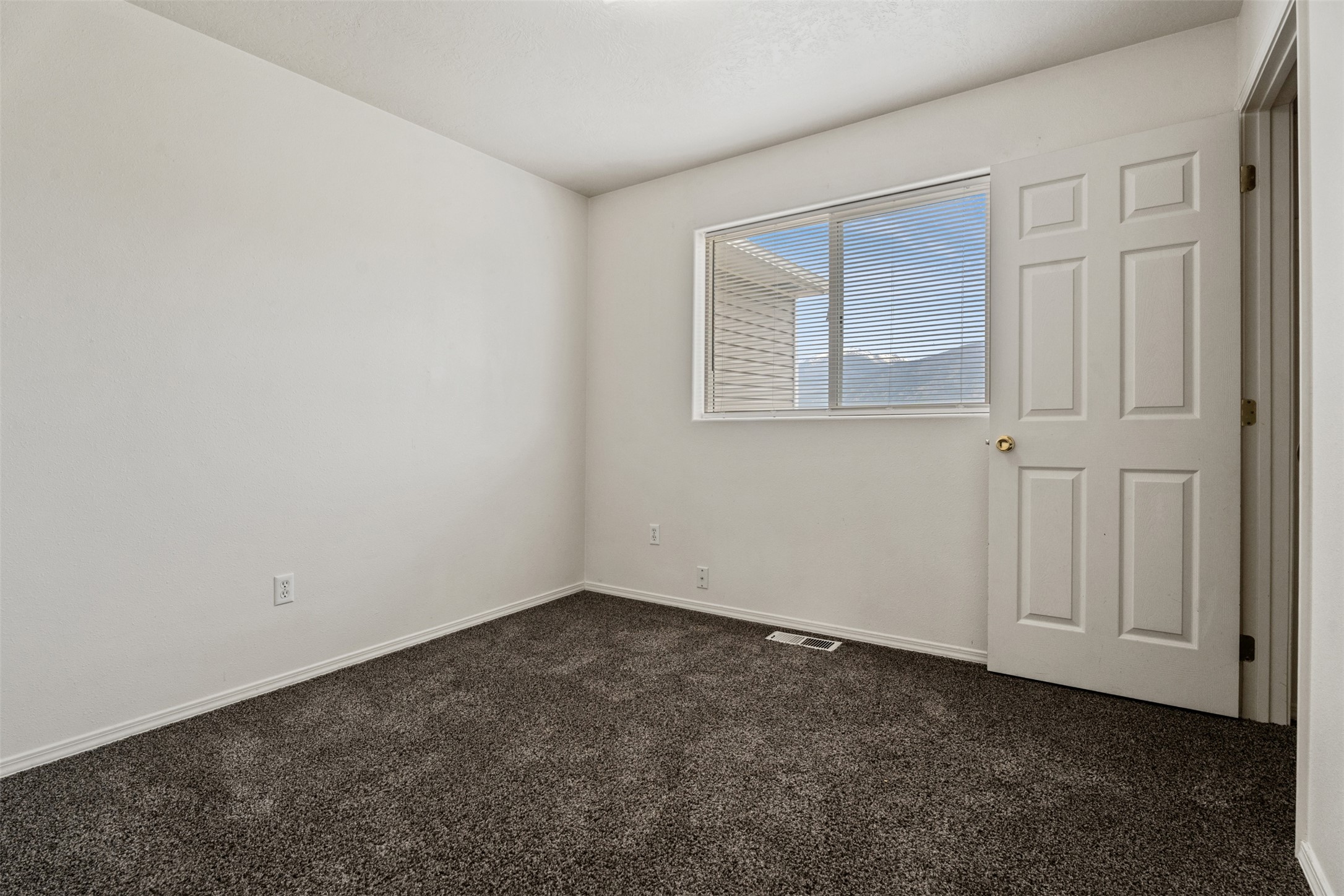 5642-5644 Meadowview Drive N Property Photo 13