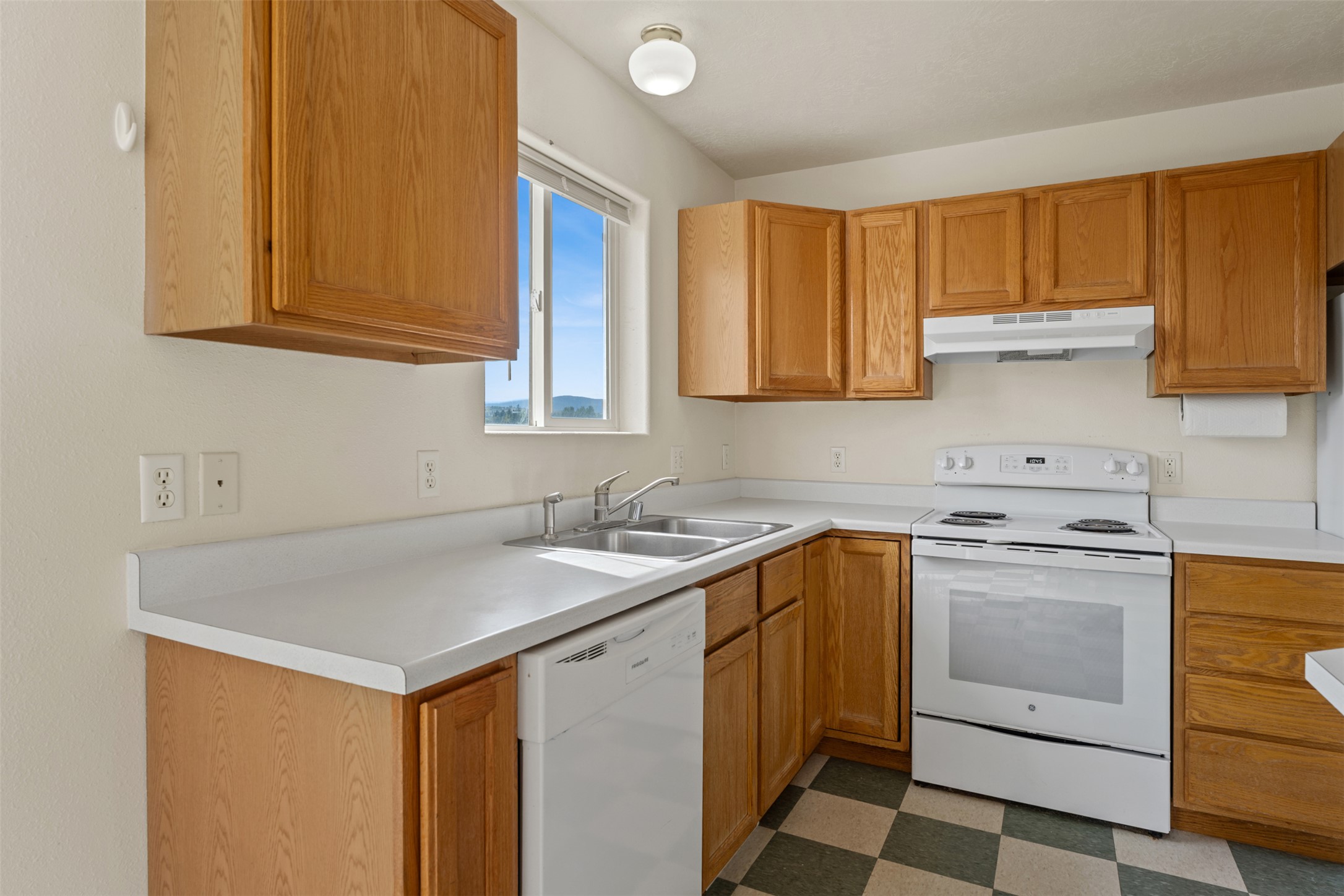 5642-5644 Meadowview Drive N Property Photo 16