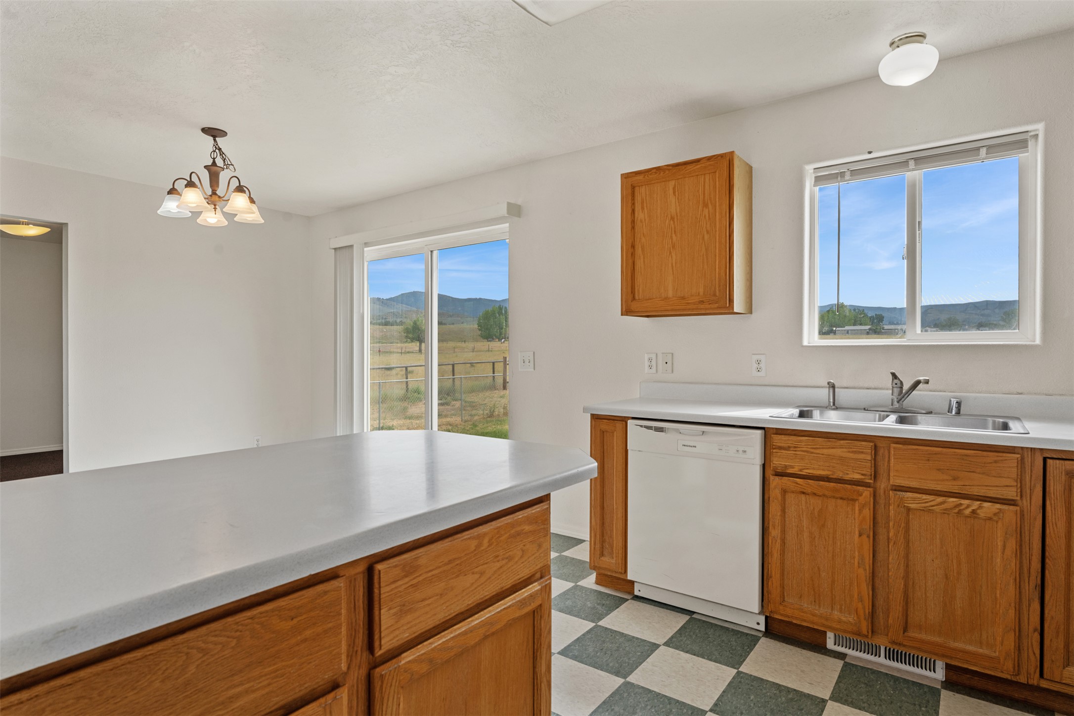 5642-5644 Meadowview Drive N Property Photo 19