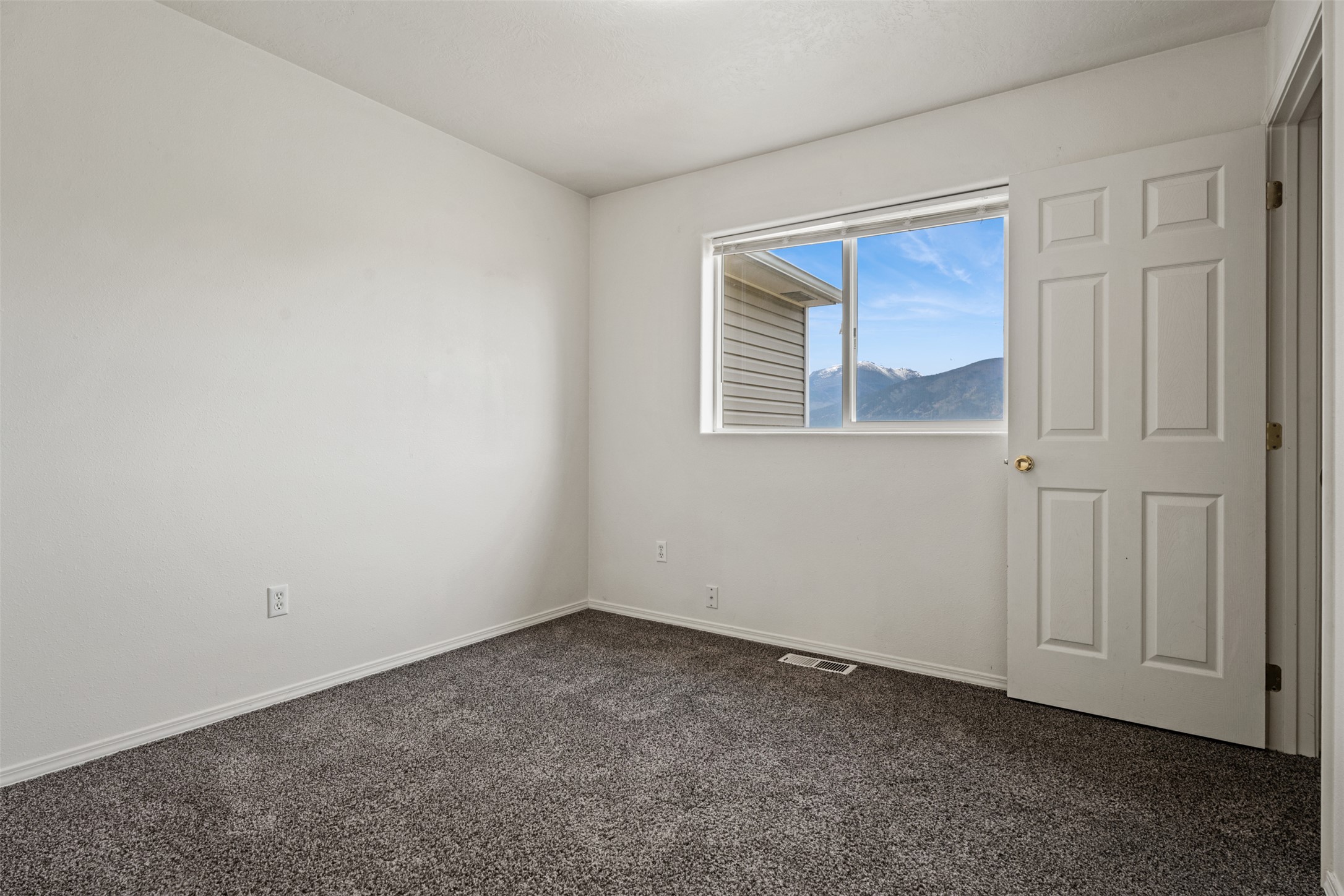 5642-5644 Meadowview Drive N Property Photo 23