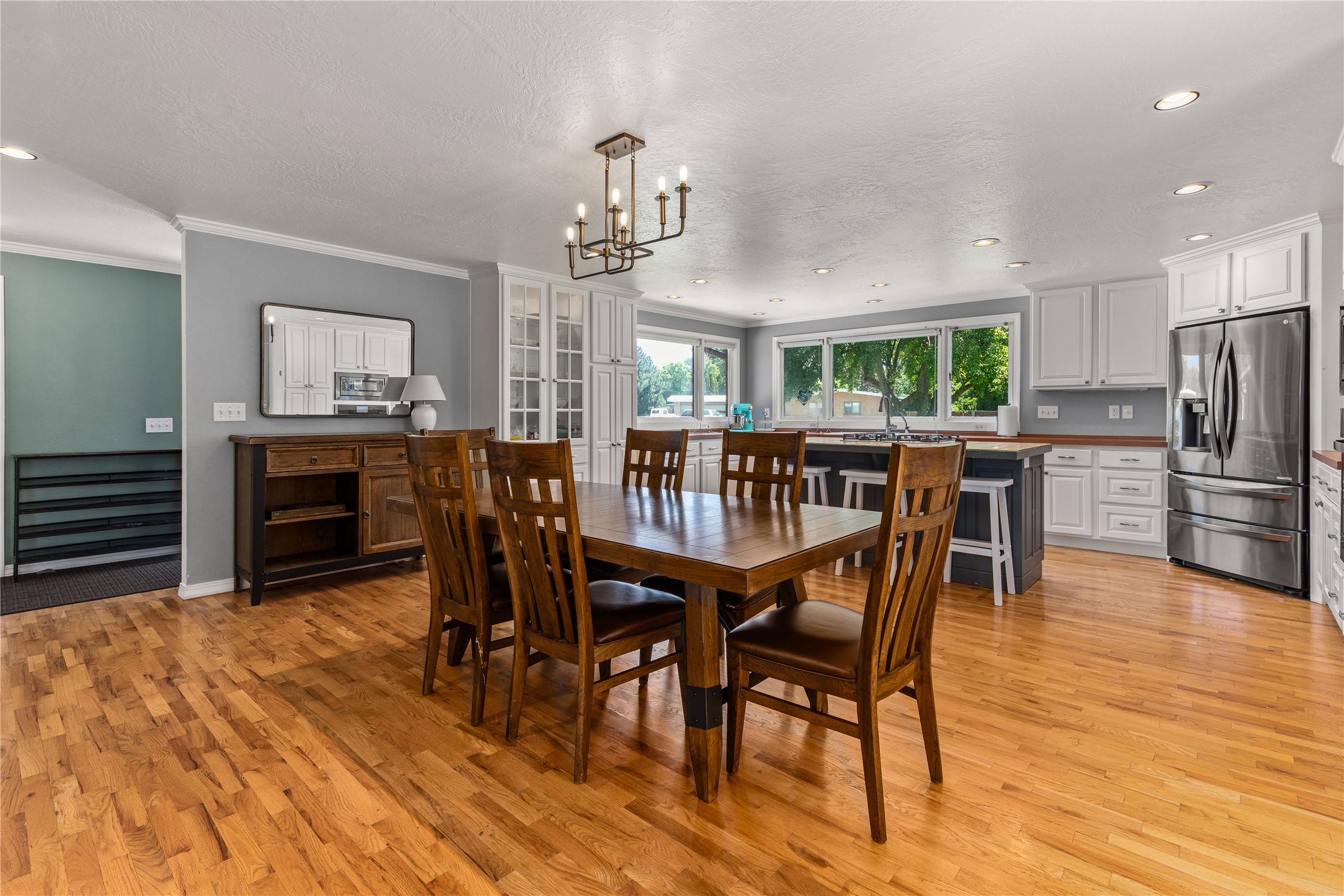 2320 Cloverdale Drive Property Photo 4