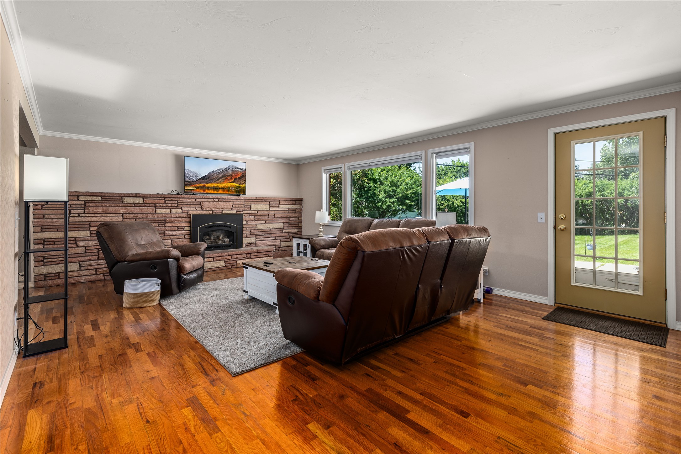 2320 Cloverdale Drive Property Photo 6