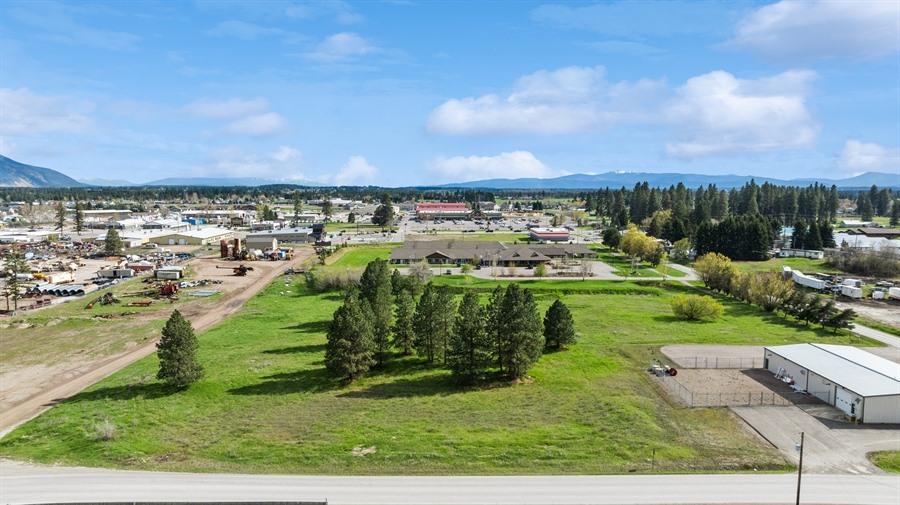 1947 9th Street W Property Photo 2