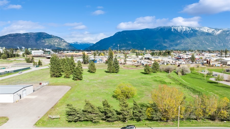 1947 9th Street W Property Photo 5