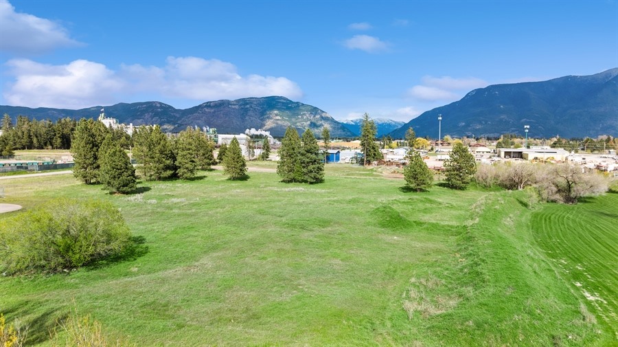 1947 9th Street W Property Photo 6