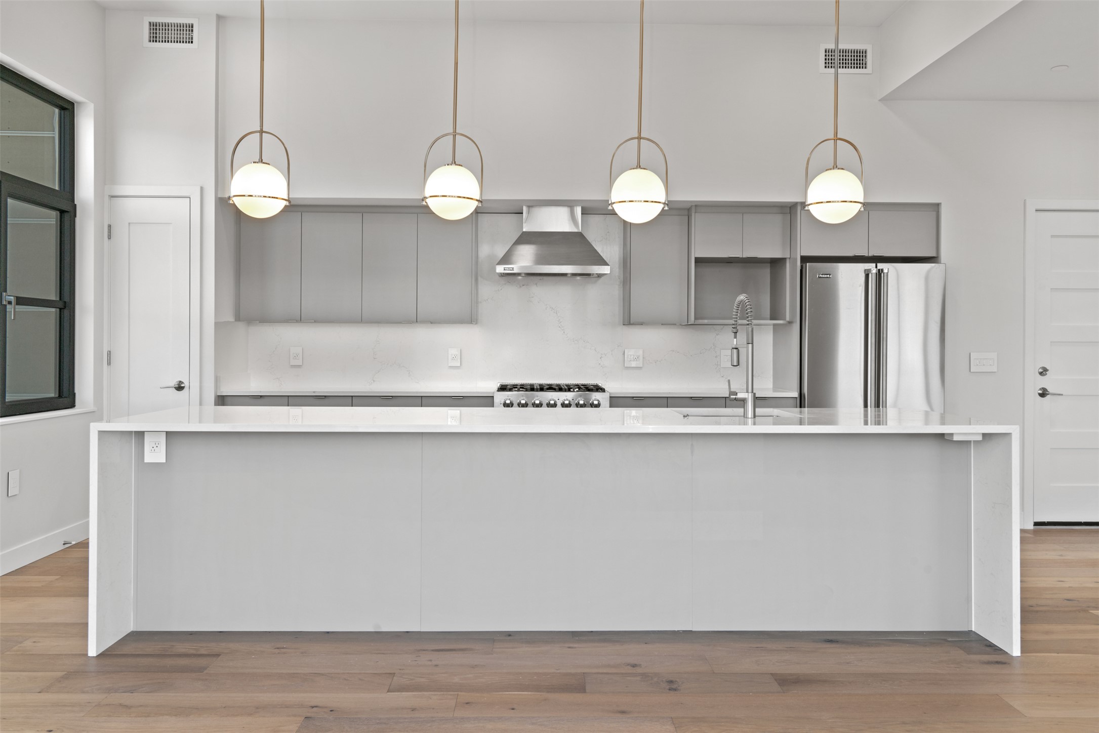 265 S 4th Street E 405 Property Photo 4