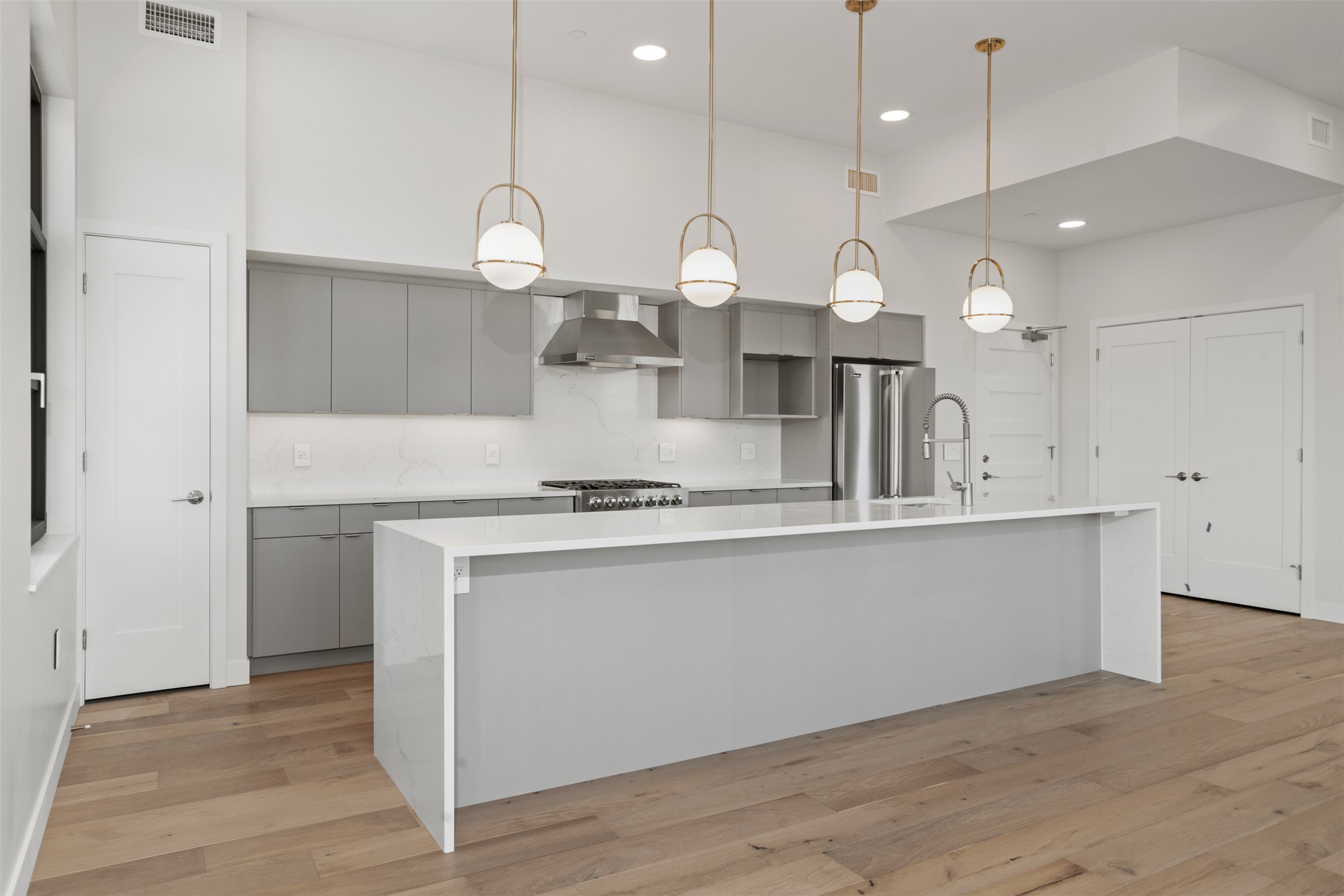 265 S 4th Street E 405 Property Photo 5