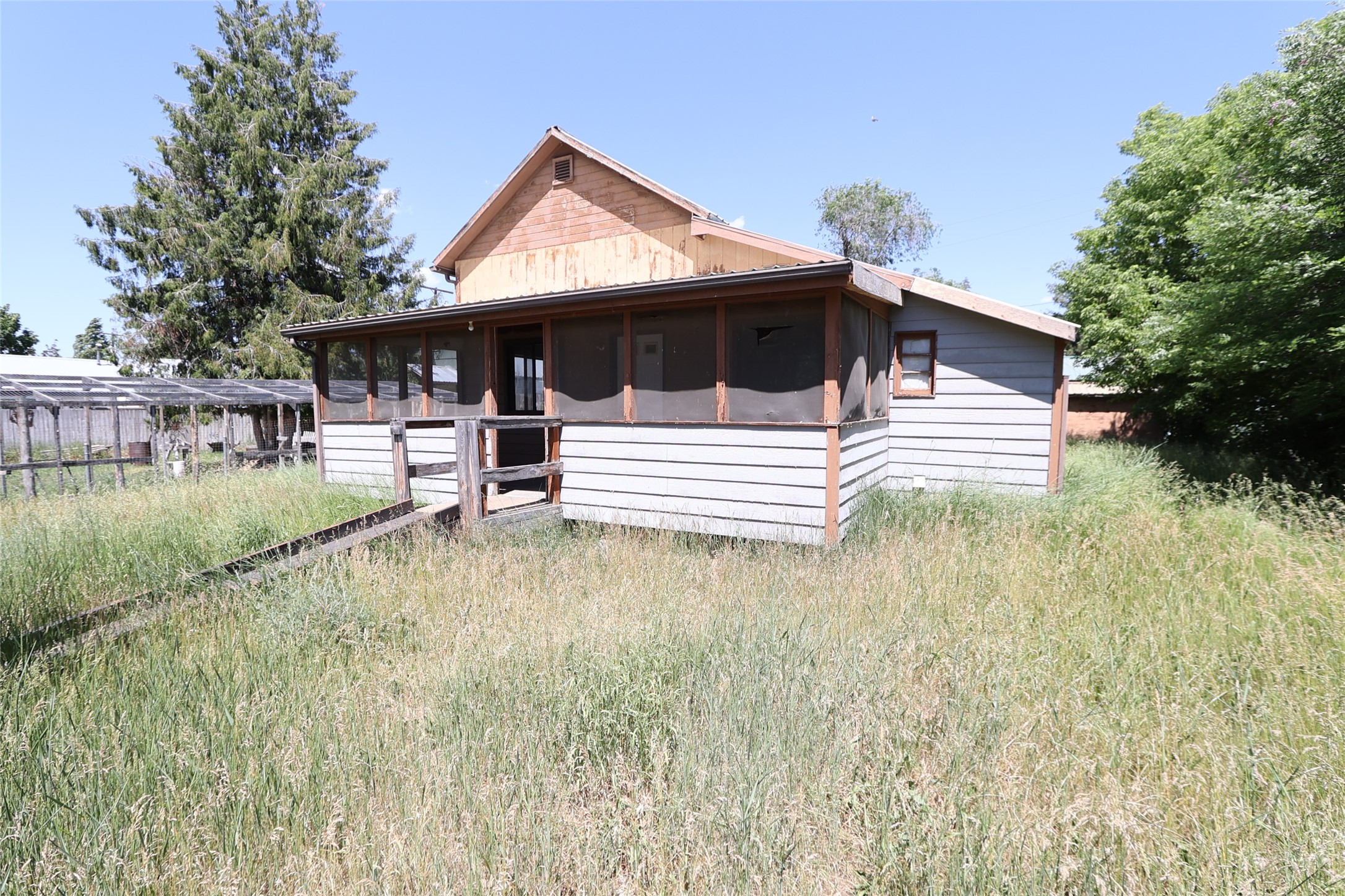 210 E Oak Street Property Photo 1