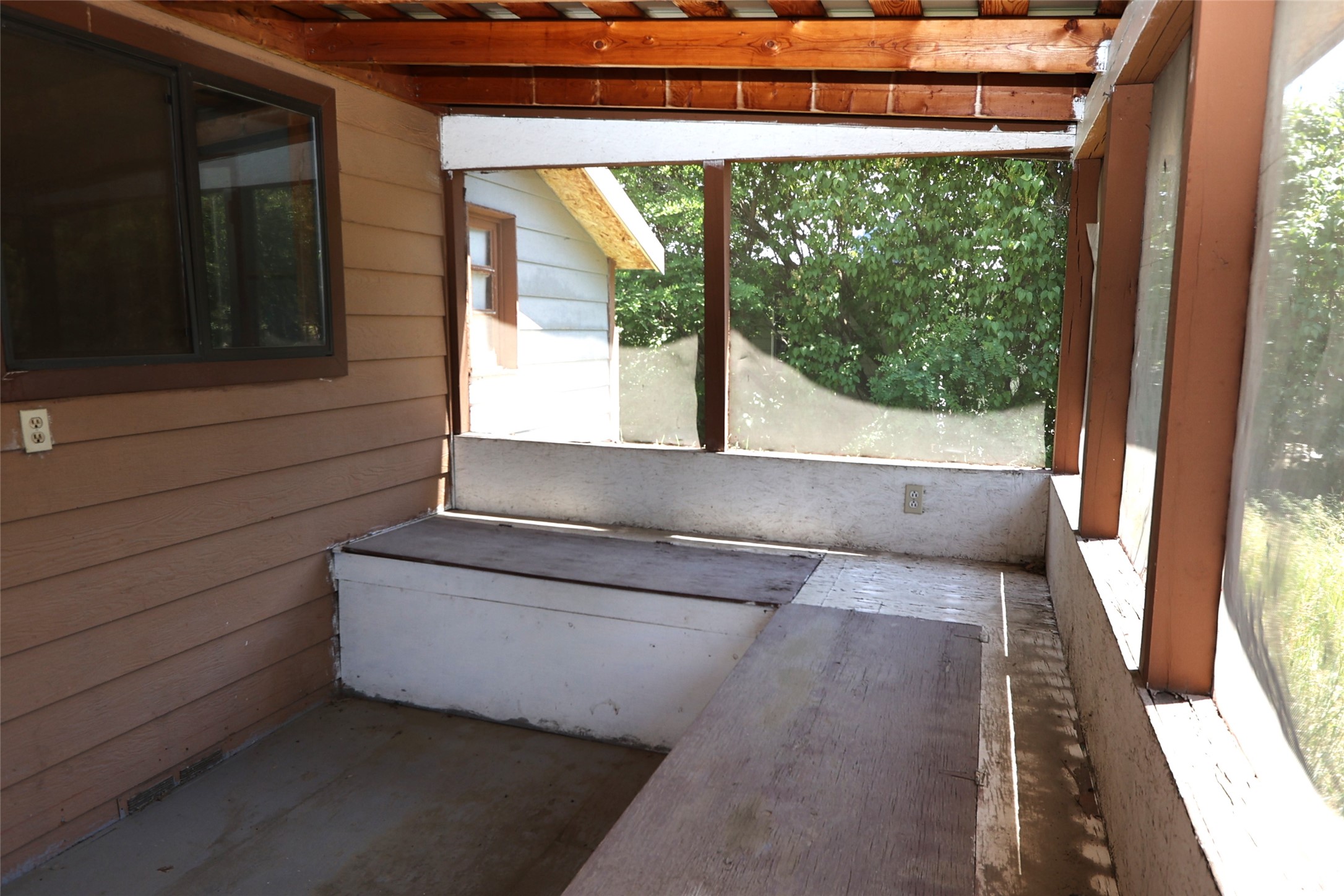 210 E Oak Street Property Photo 4