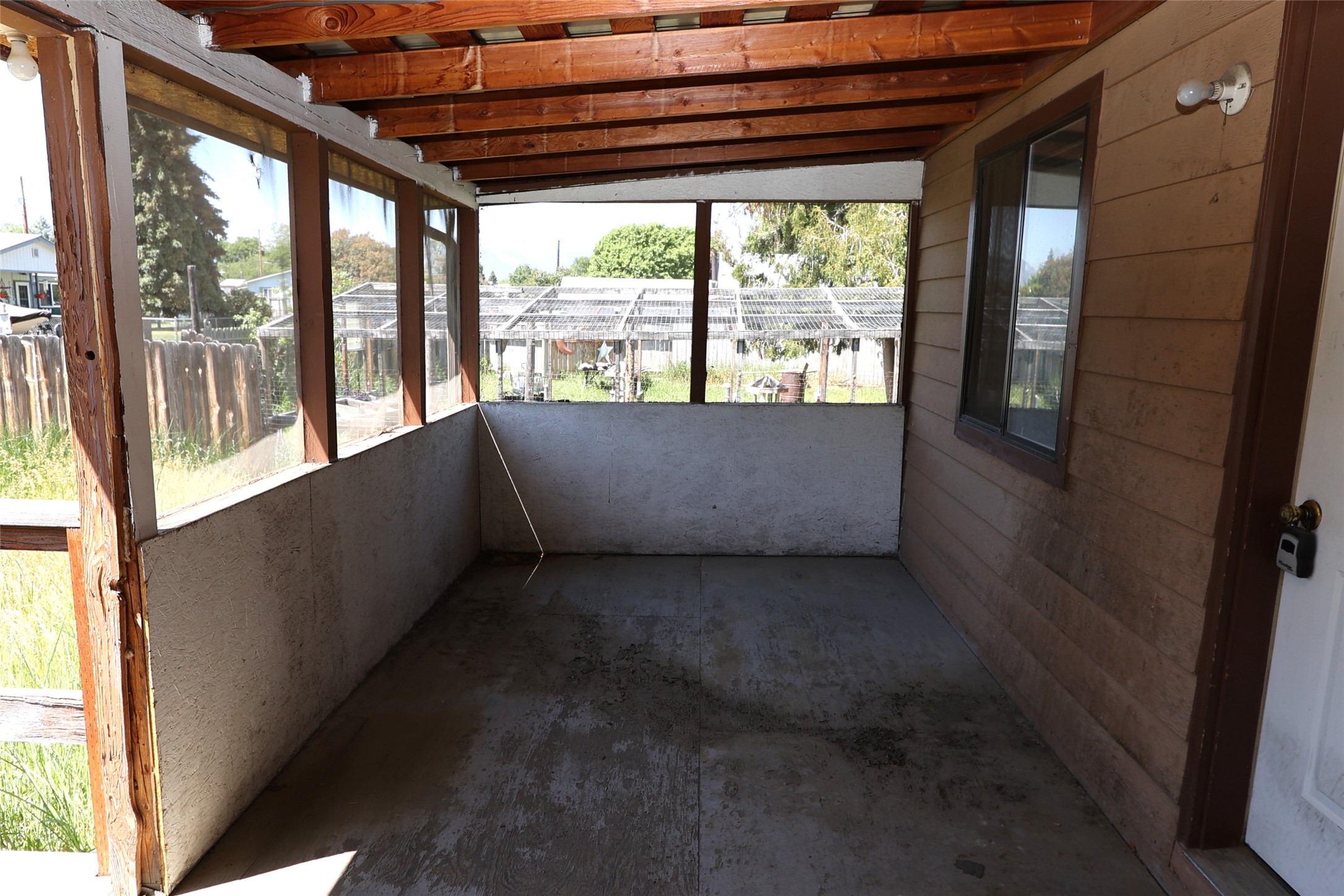 210 E Oak Street Property Photo 5