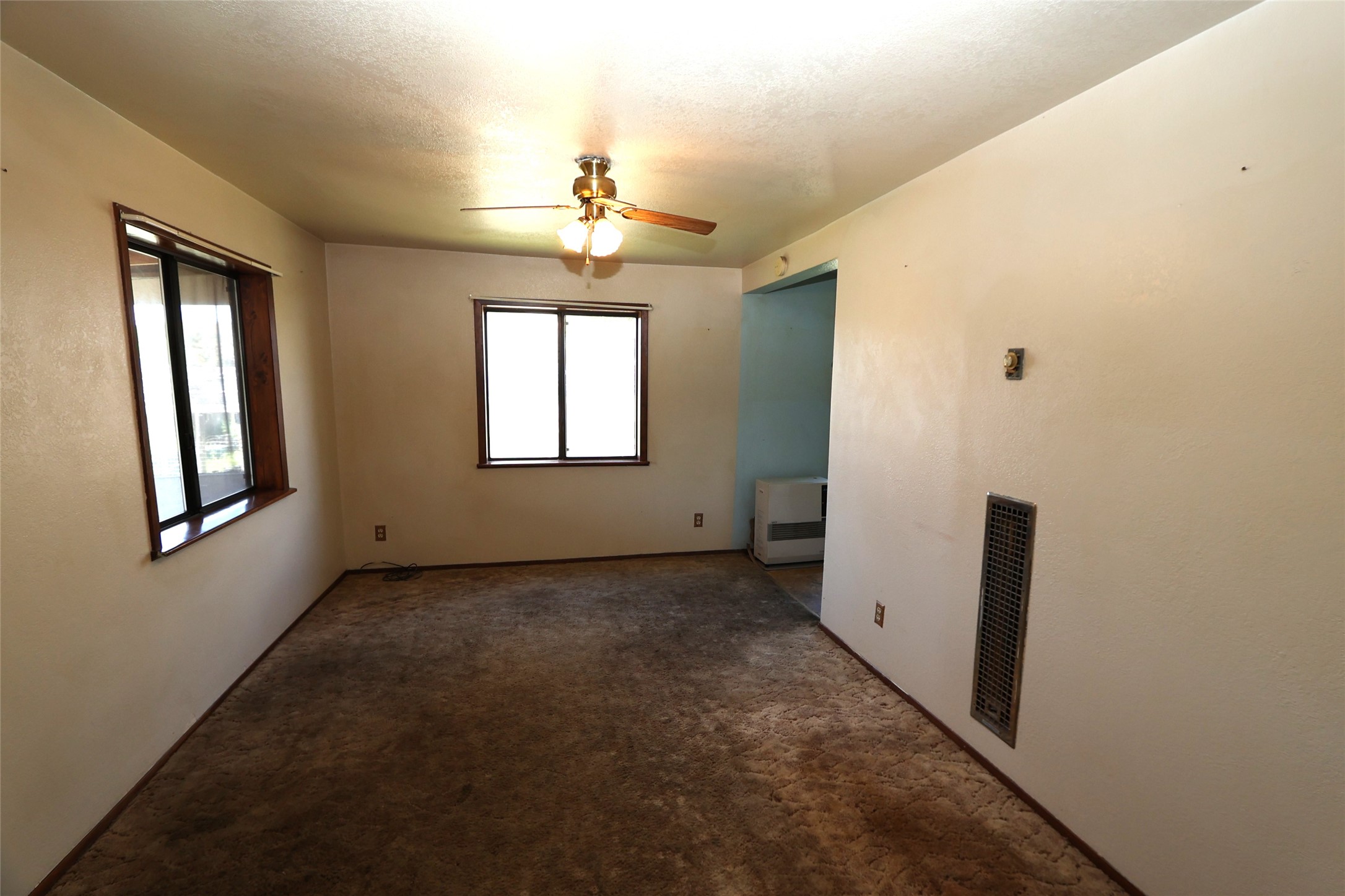 210 E Oak Street Property Photo 8