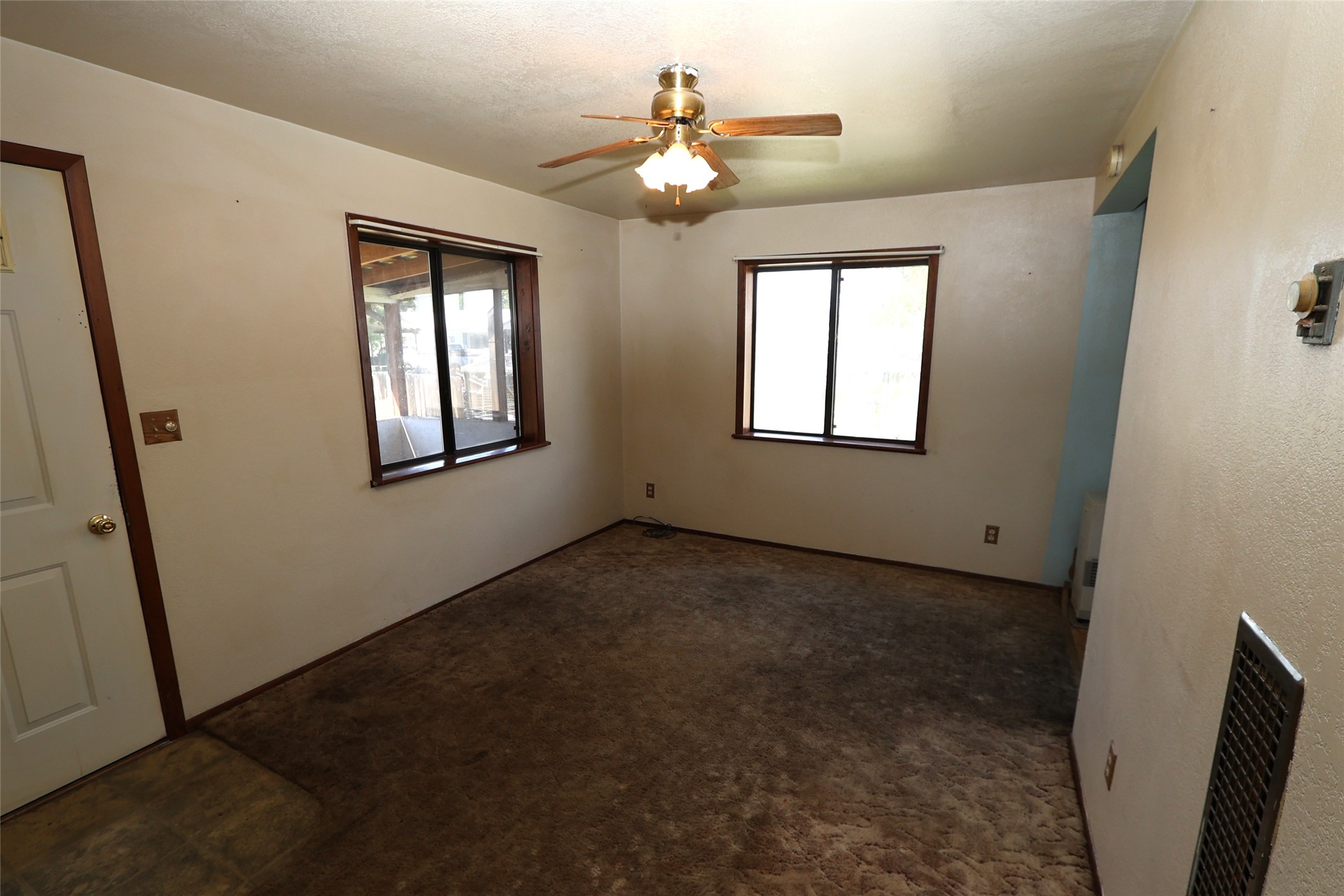 210 E Oak Street Property Photo 9