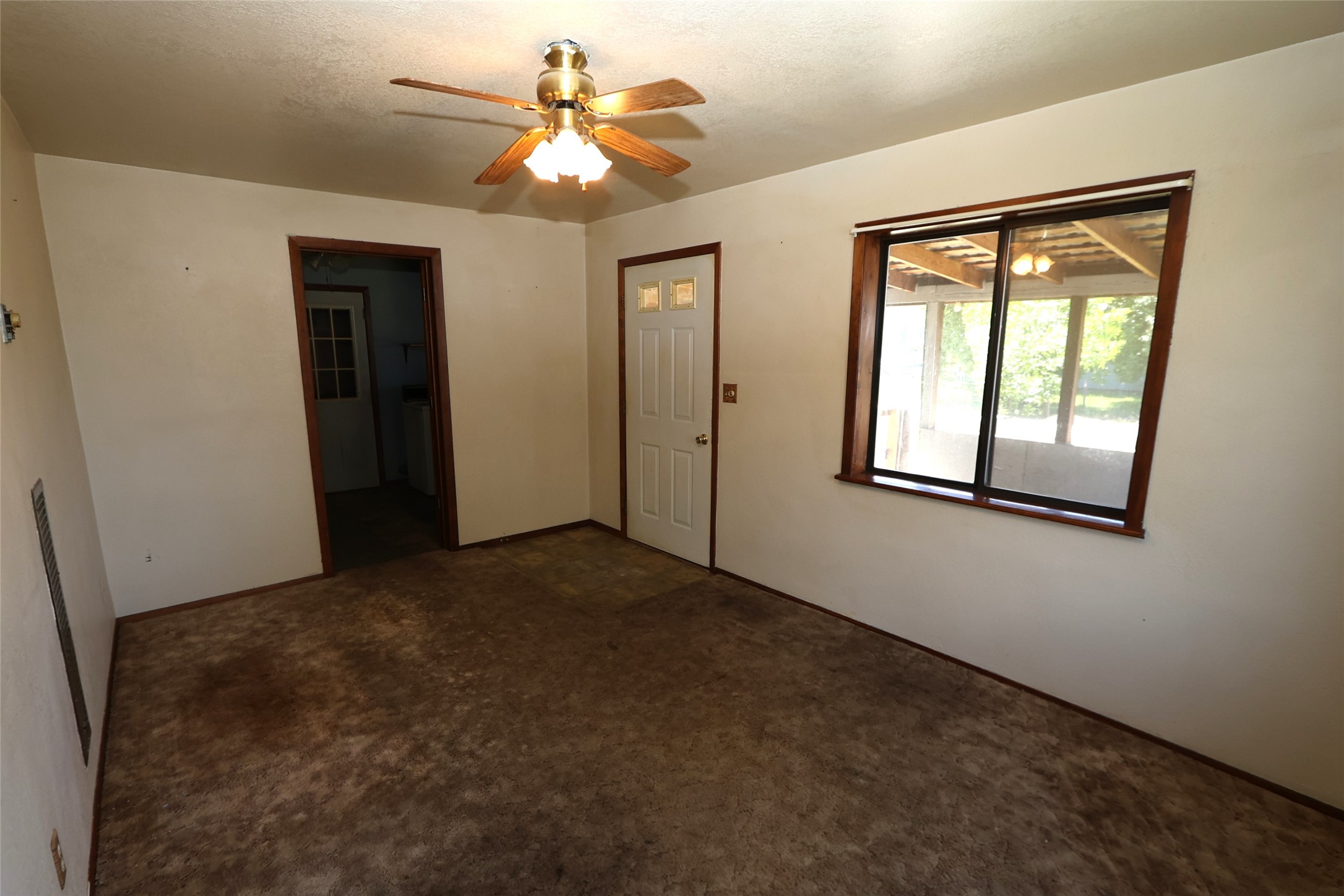 210 E Oak Street Property Photo 10