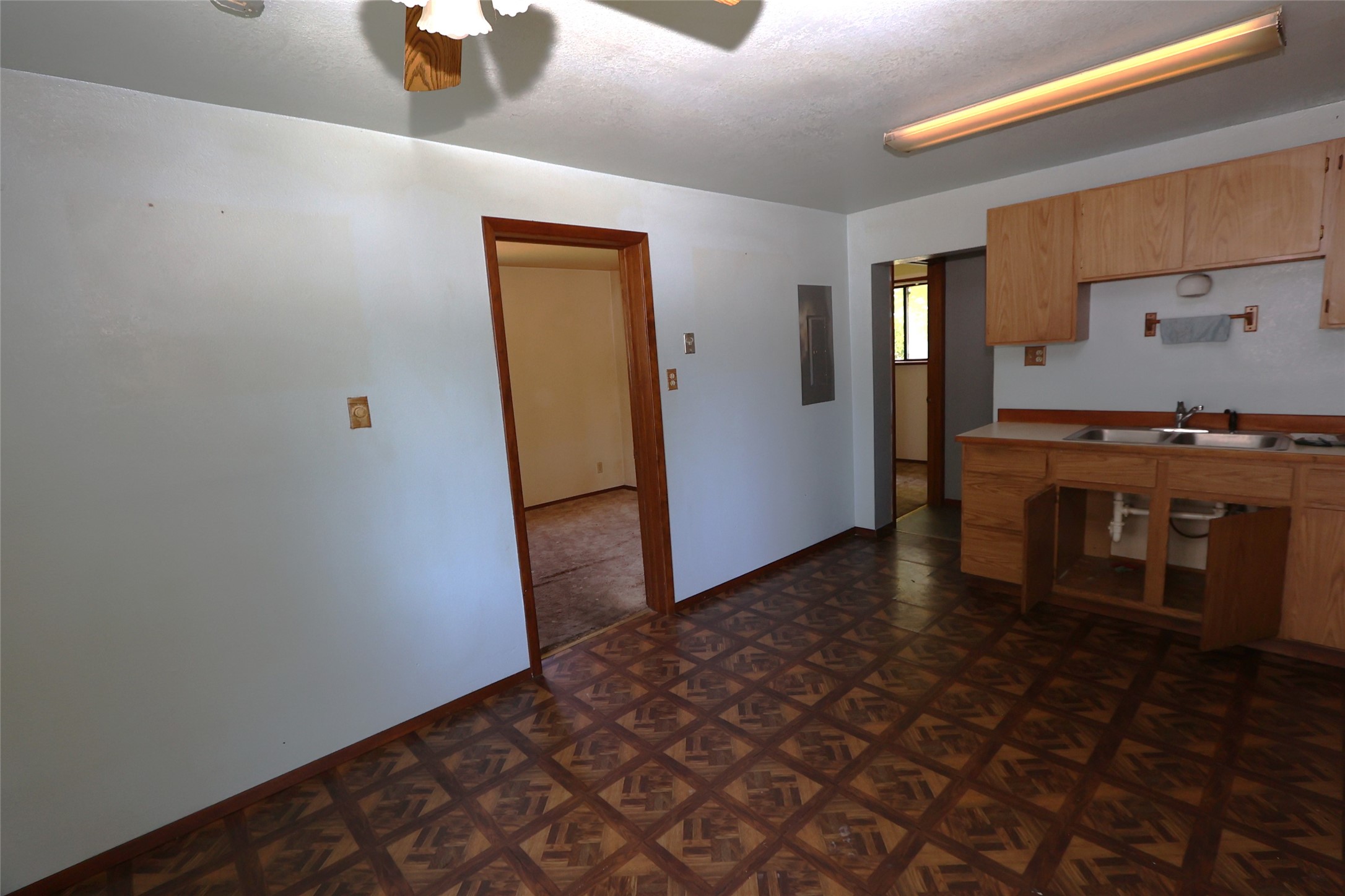 210 E Oak Street Property Photo 14