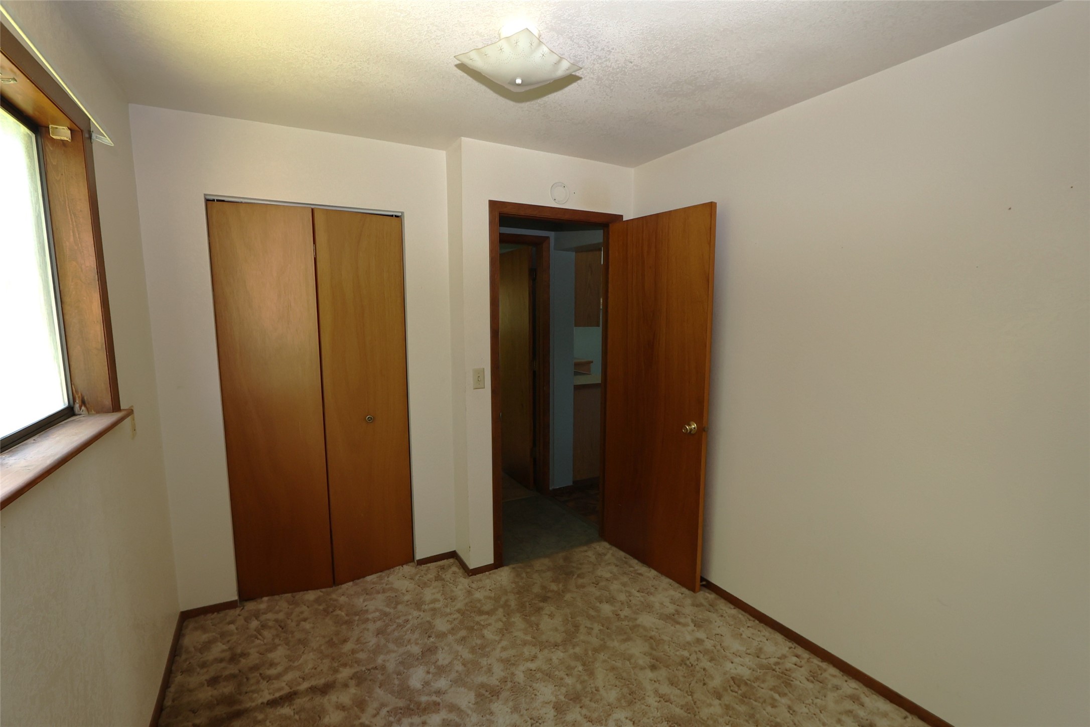 210 E Oak Street Property Photo 17