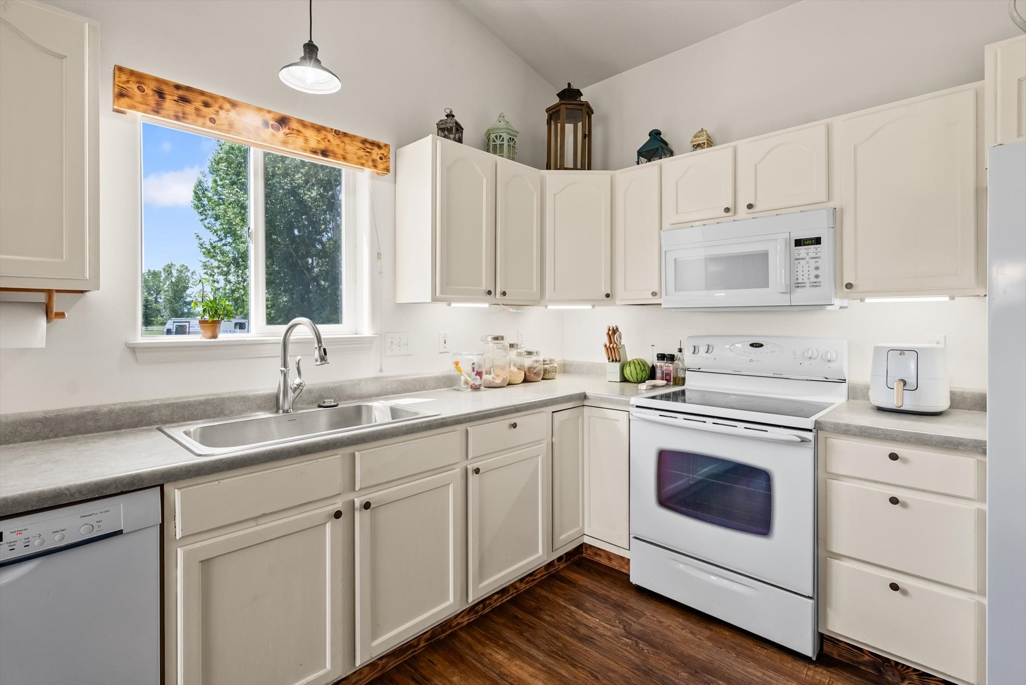 457 Addison Square Property Photo 18