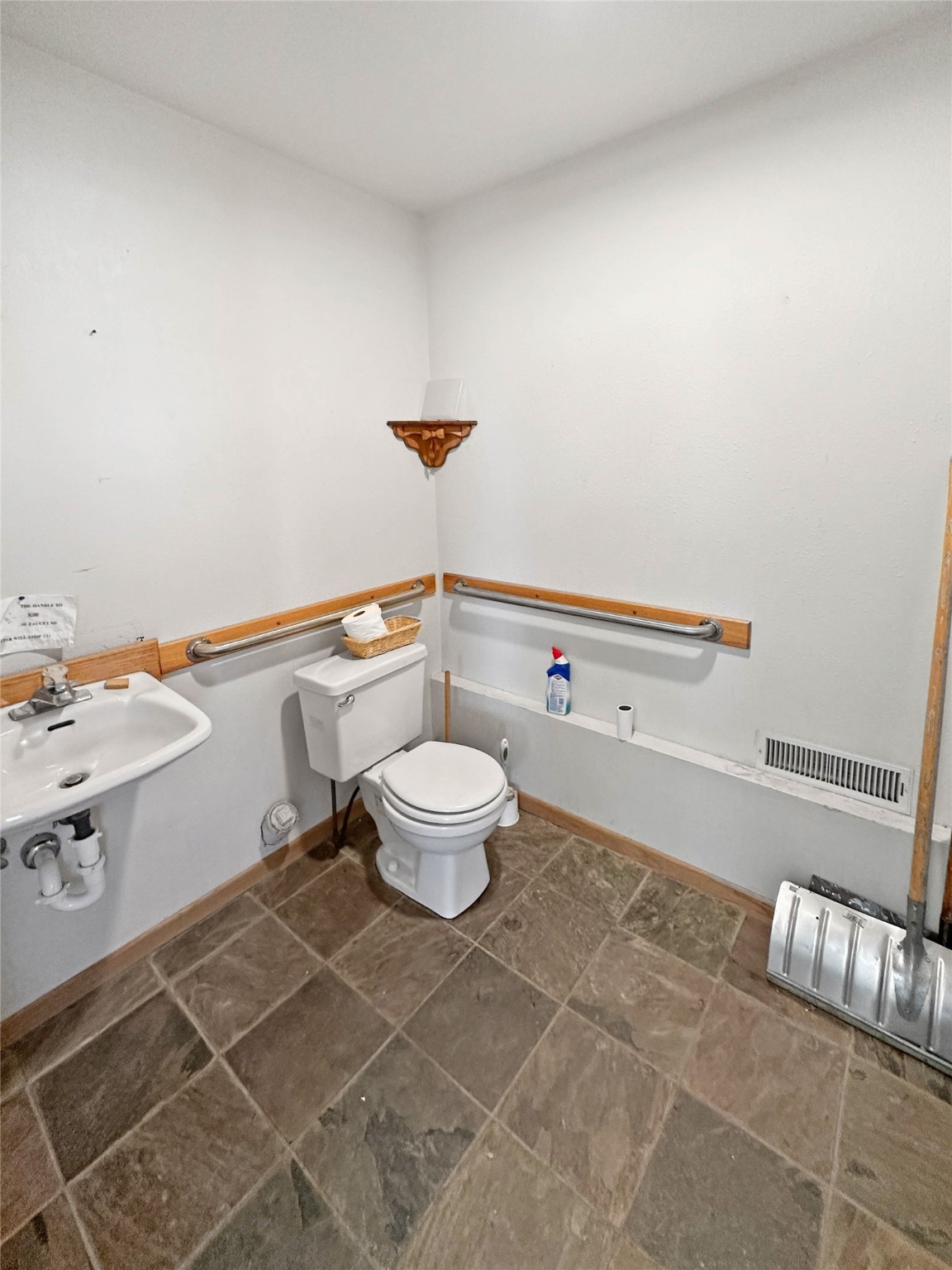 612 W Main Street Property Photo 8