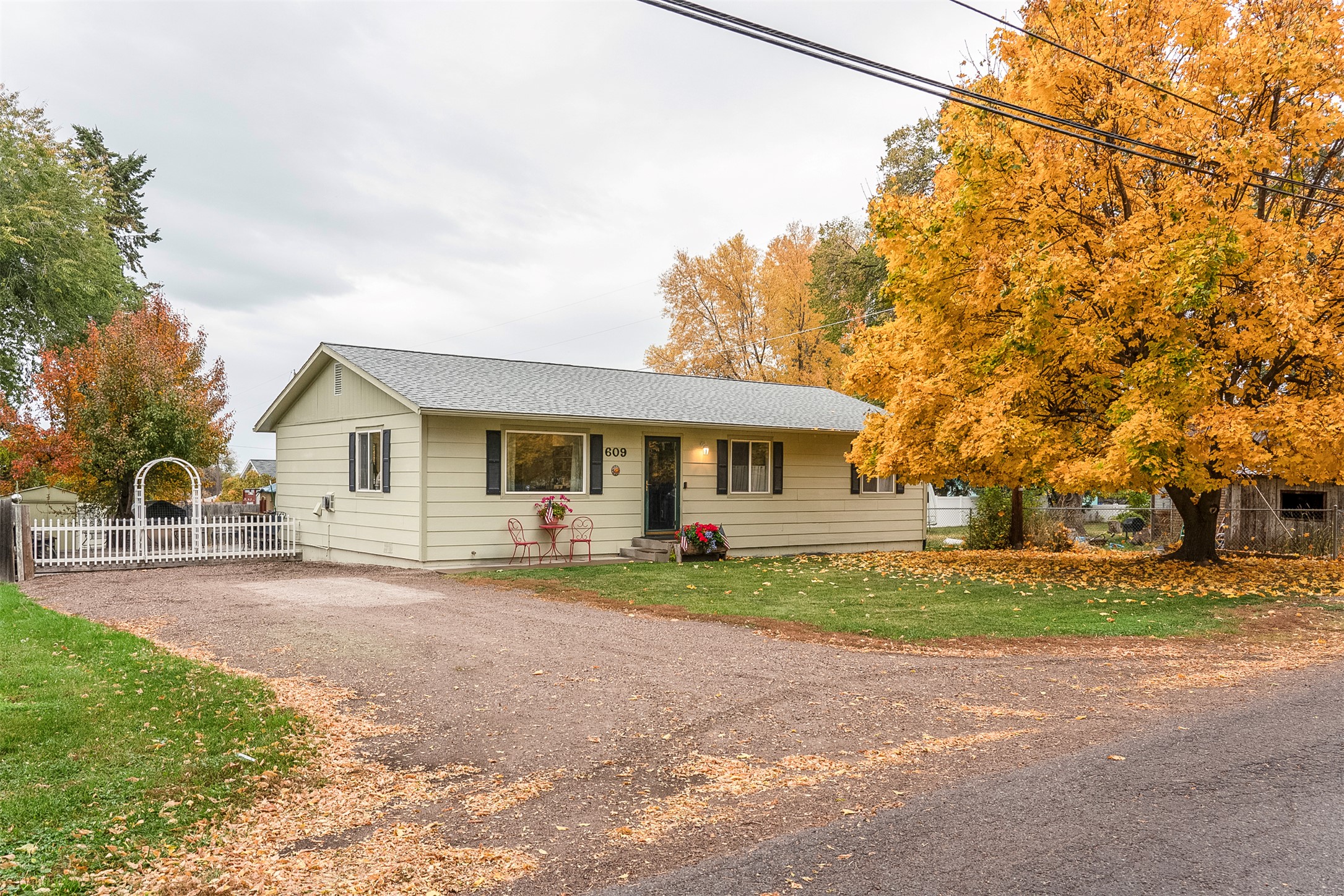 609 11th Avenue E Property Photo 4