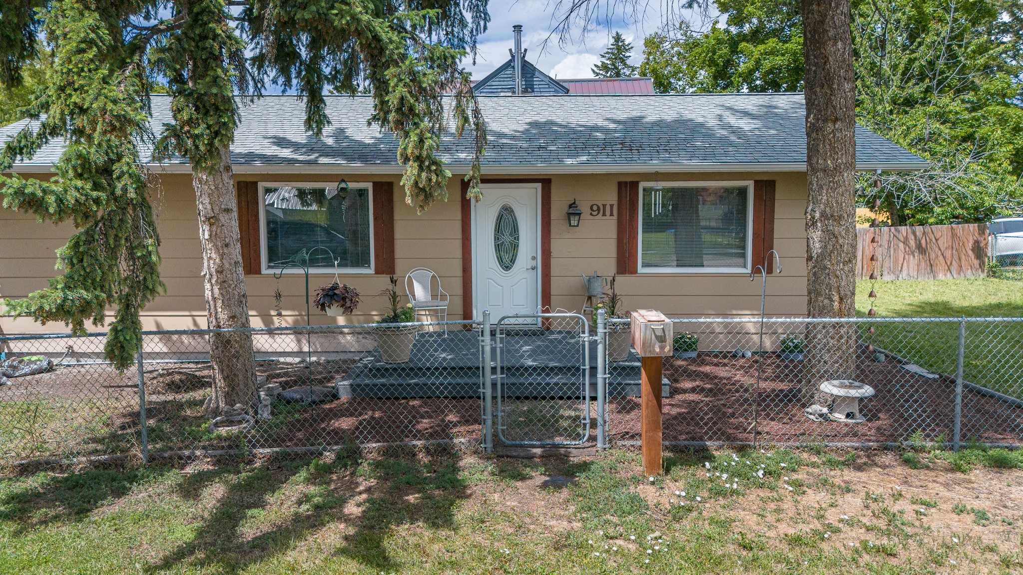 911 5th Street W Property Photo 1