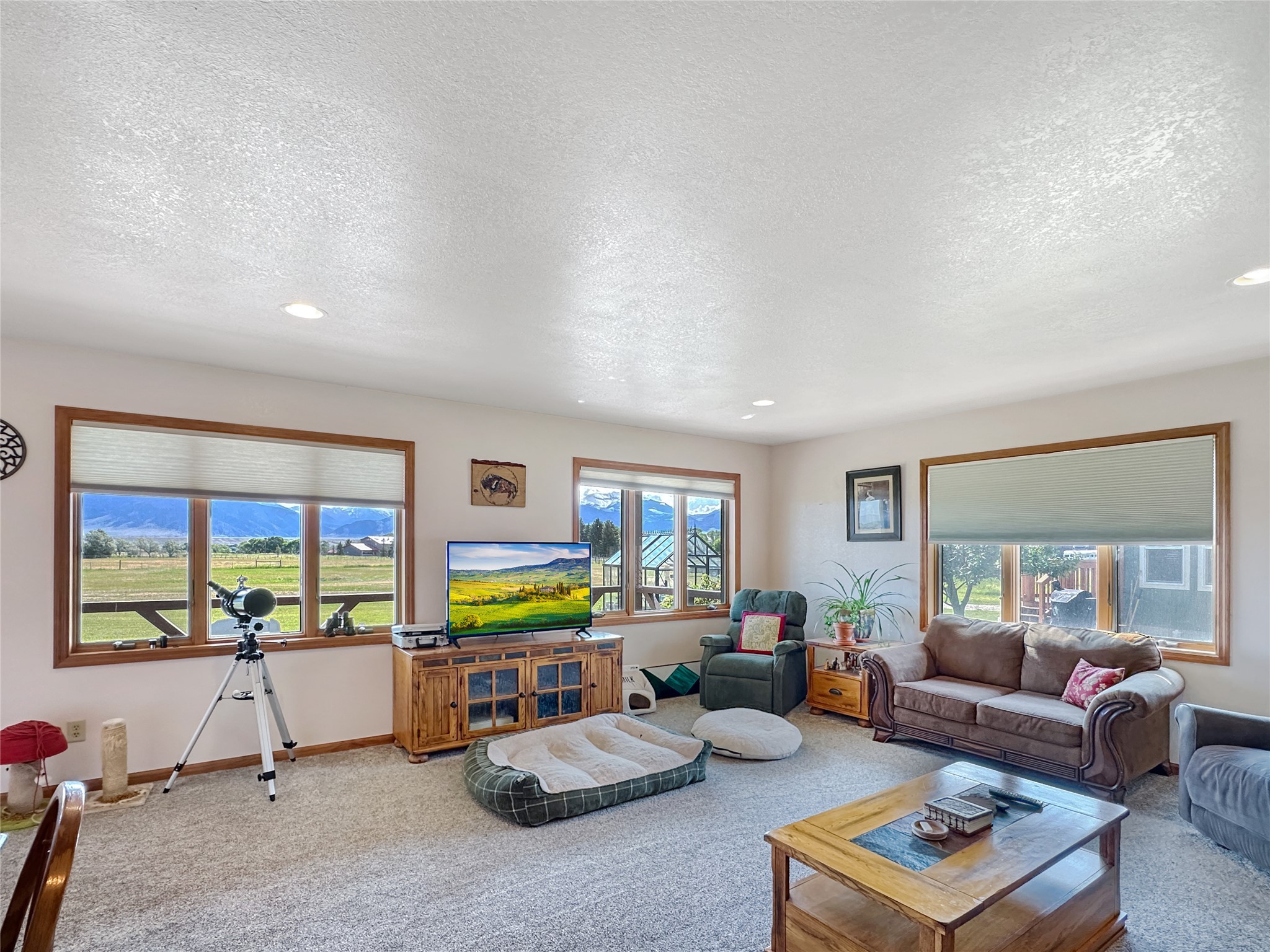 2 Hardy Circle Property Photo 4