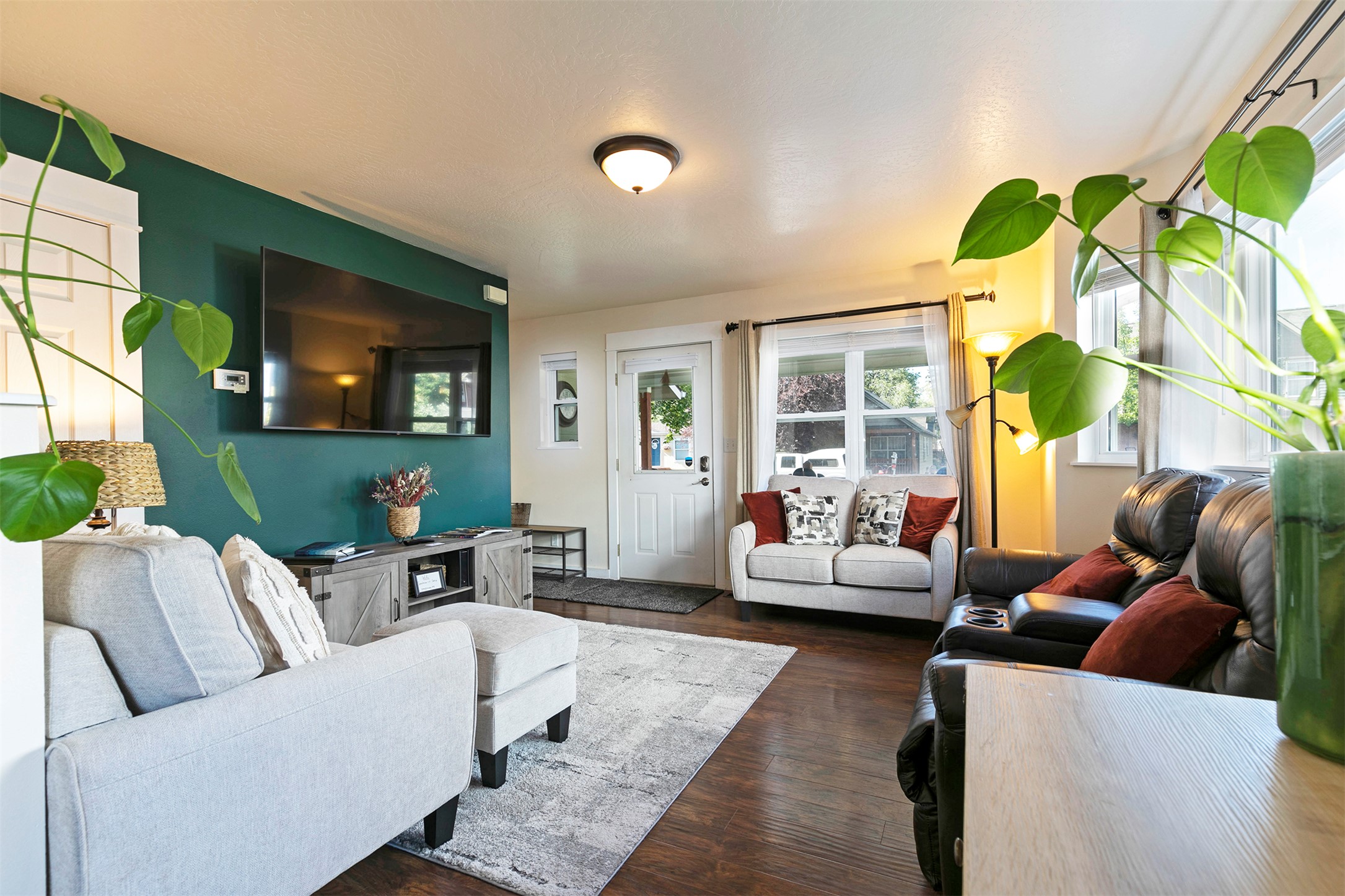 2129 W Kent Avenue A Property Photo 1