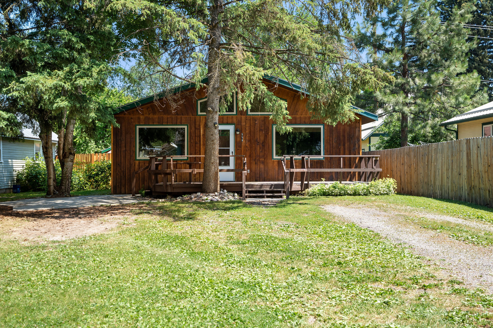 559 Somers Avenue Property Photo 3