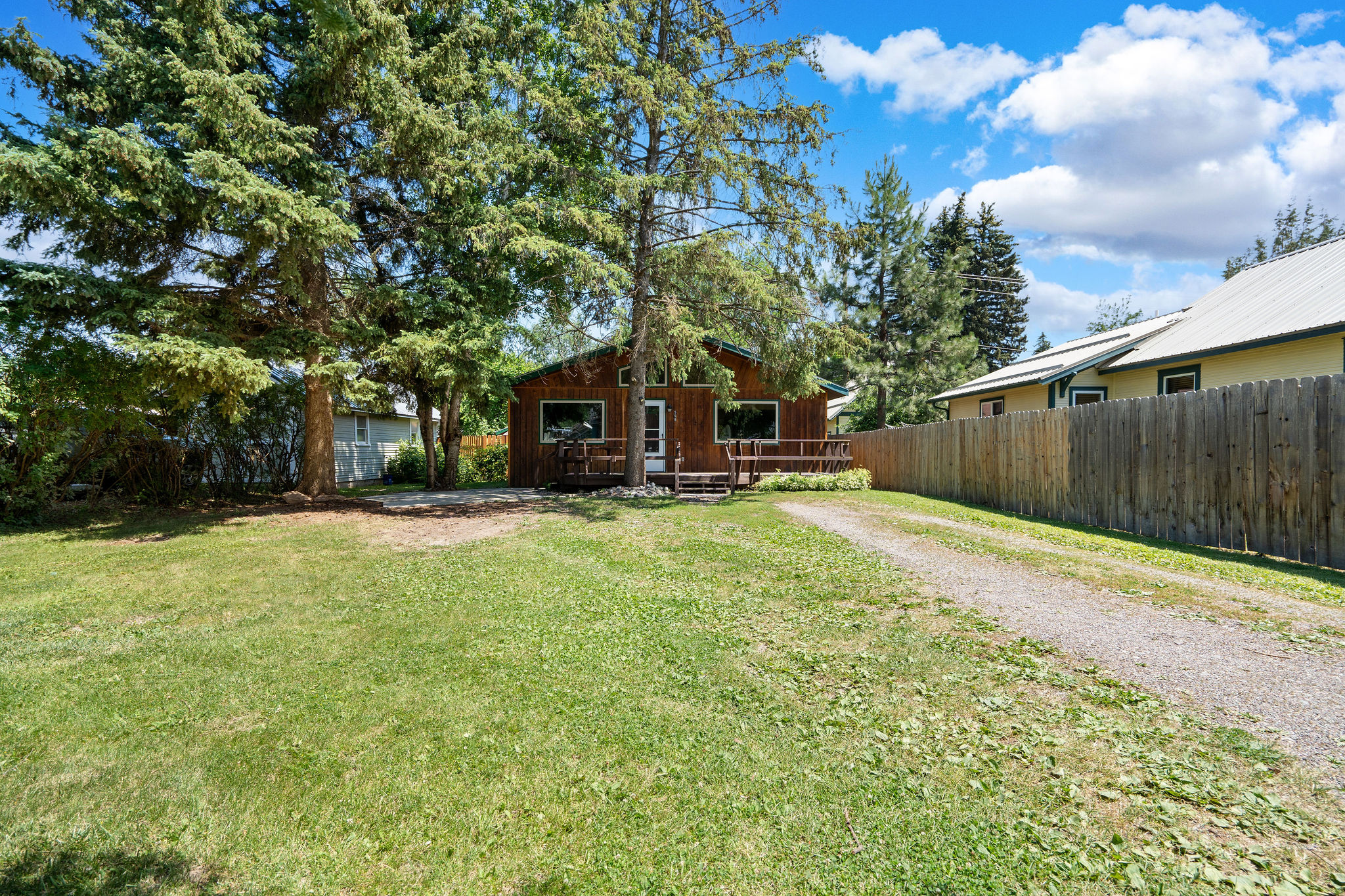 559 Somers Avenue Property Photo 4