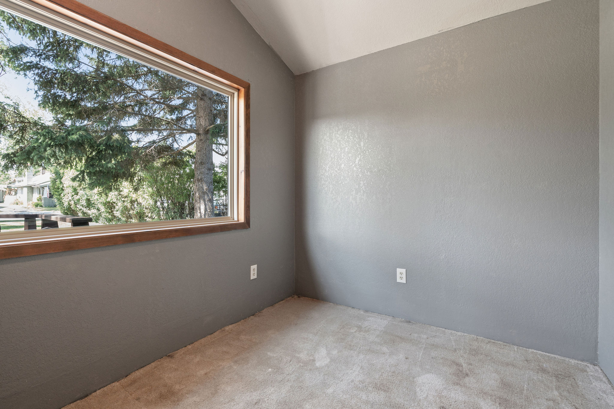 559 Somers Avenue Property Photo 23