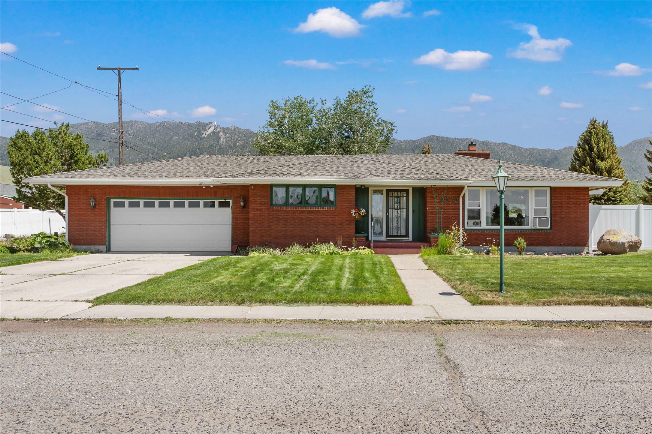 2212 Gladstone Avenue Property Photo 1