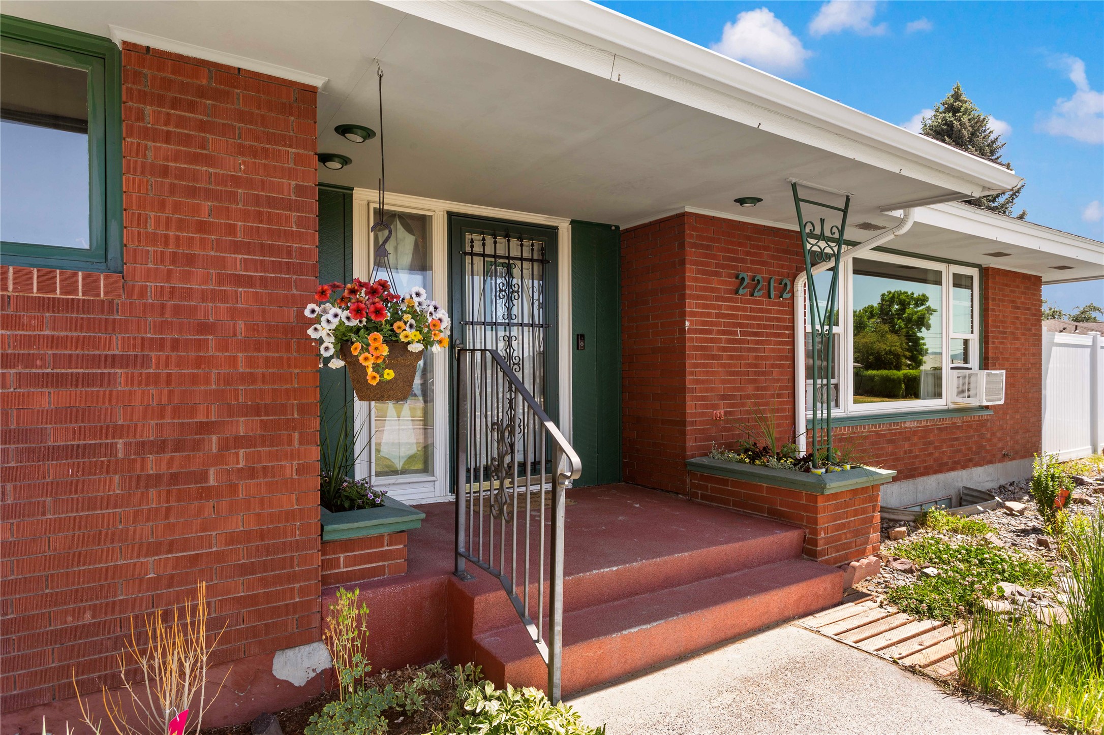 2212 Gladstone Avenue Property Photo 2