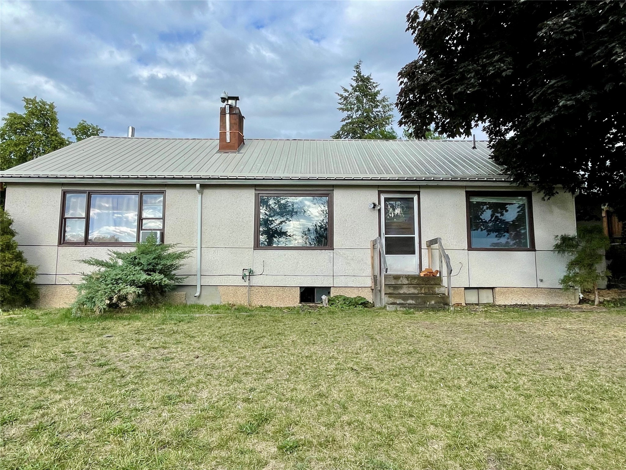921 11th Street E Property Photo 1