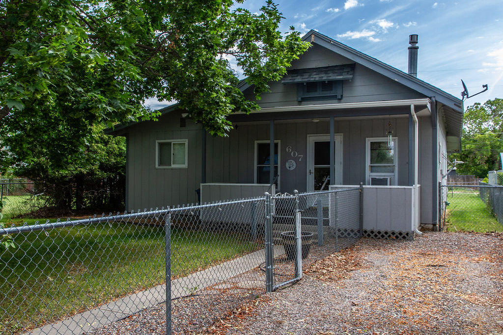 607 4th Street W Property Photo 1