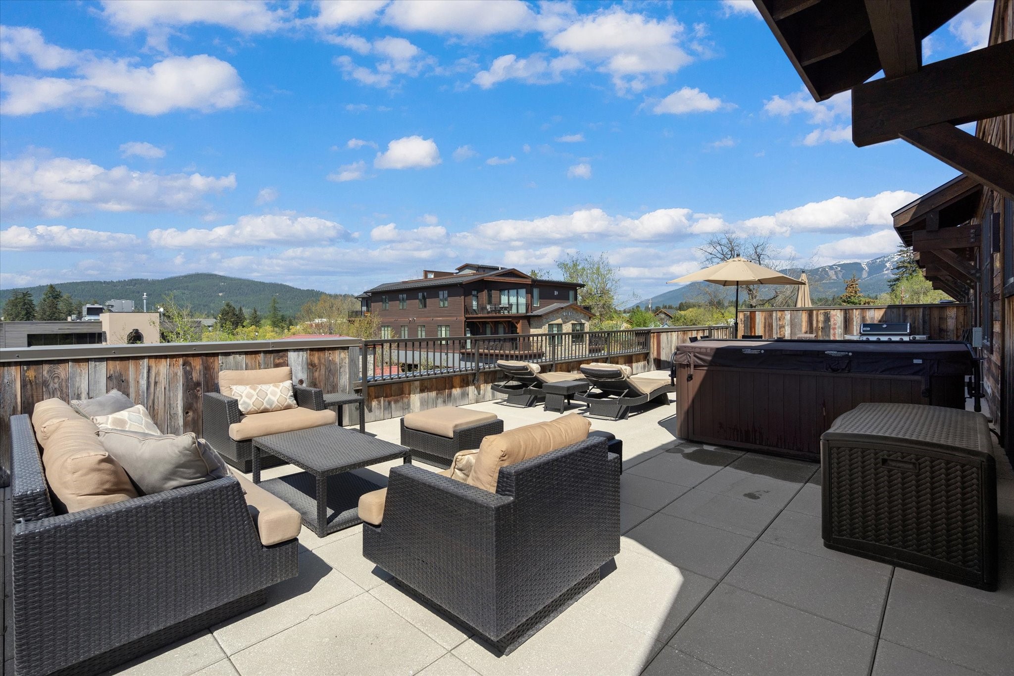 214 E 2nd Street 301 Property Photo 11