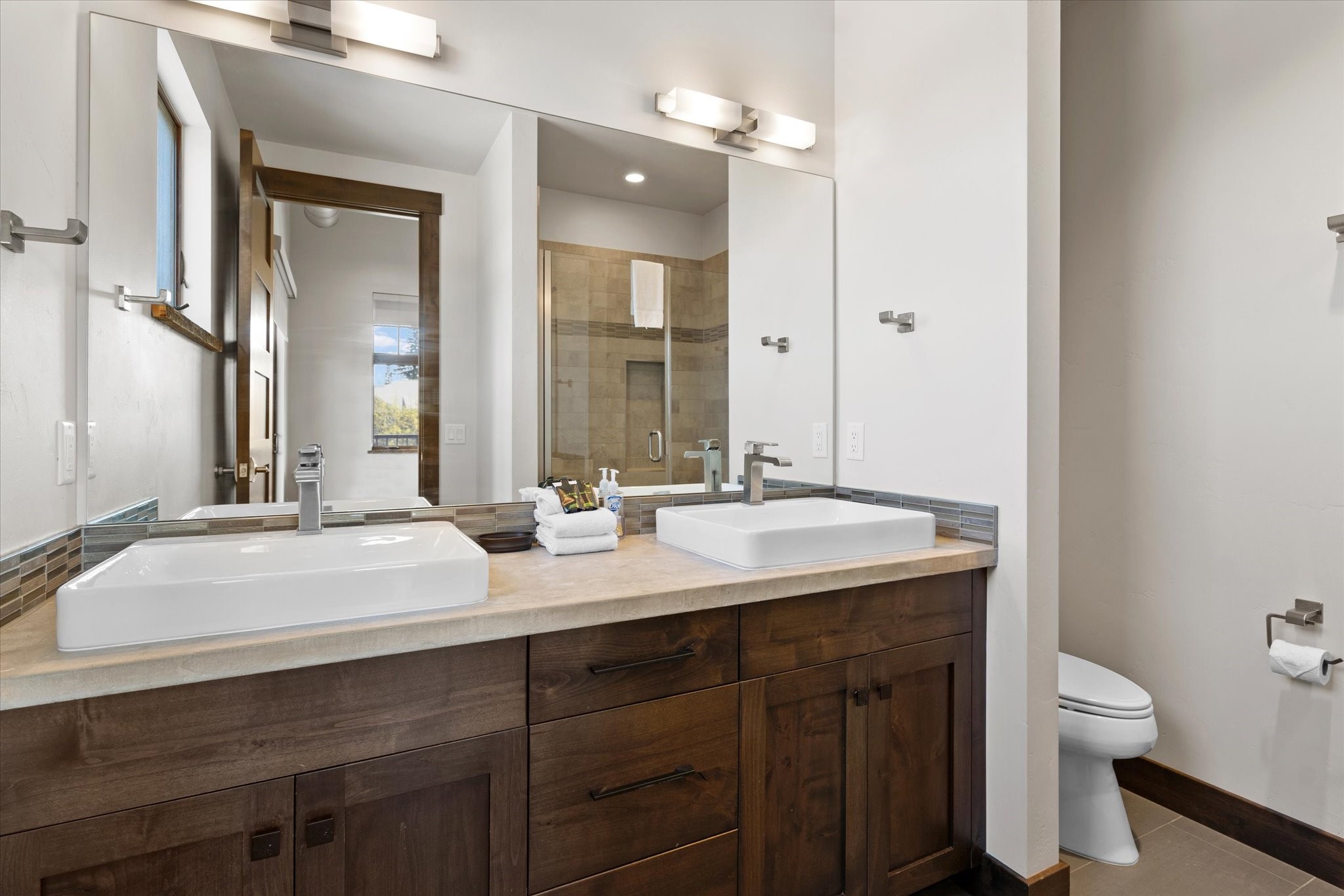 214 E 2nd Street 301 Property Photo 24