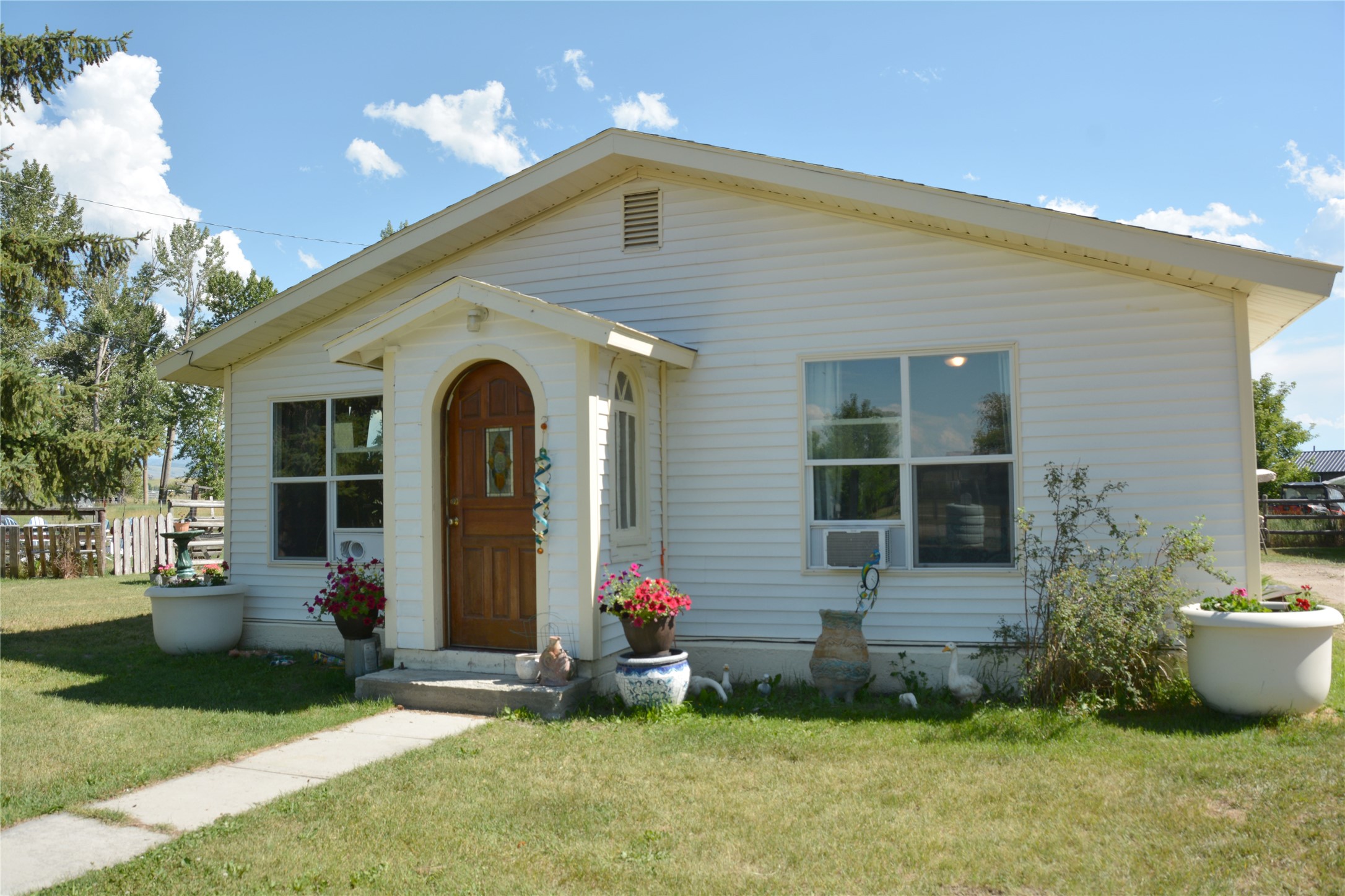 819 E 2nd Street Property Photo 1